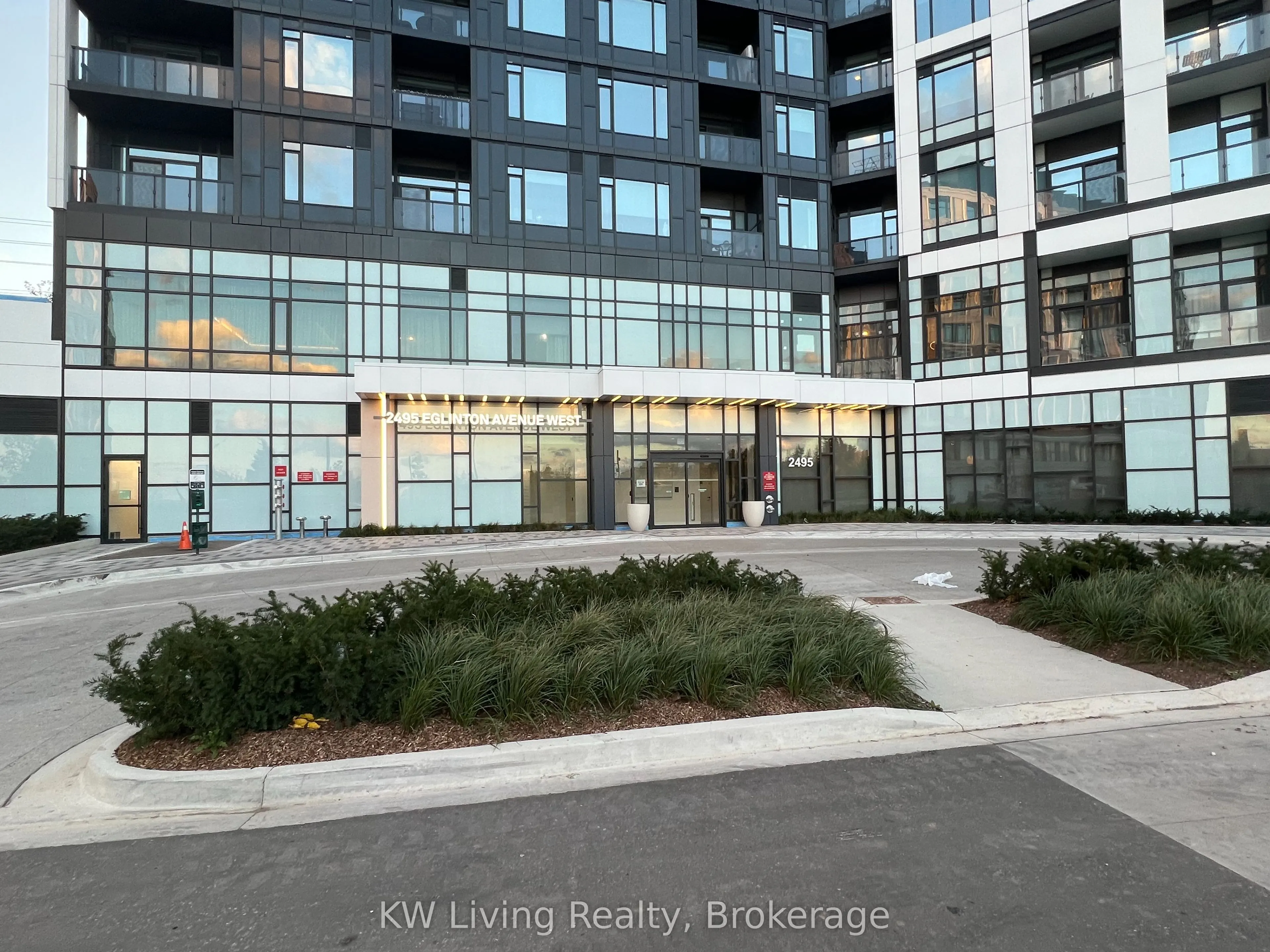 2495 Eglinton Avenue W, #1213