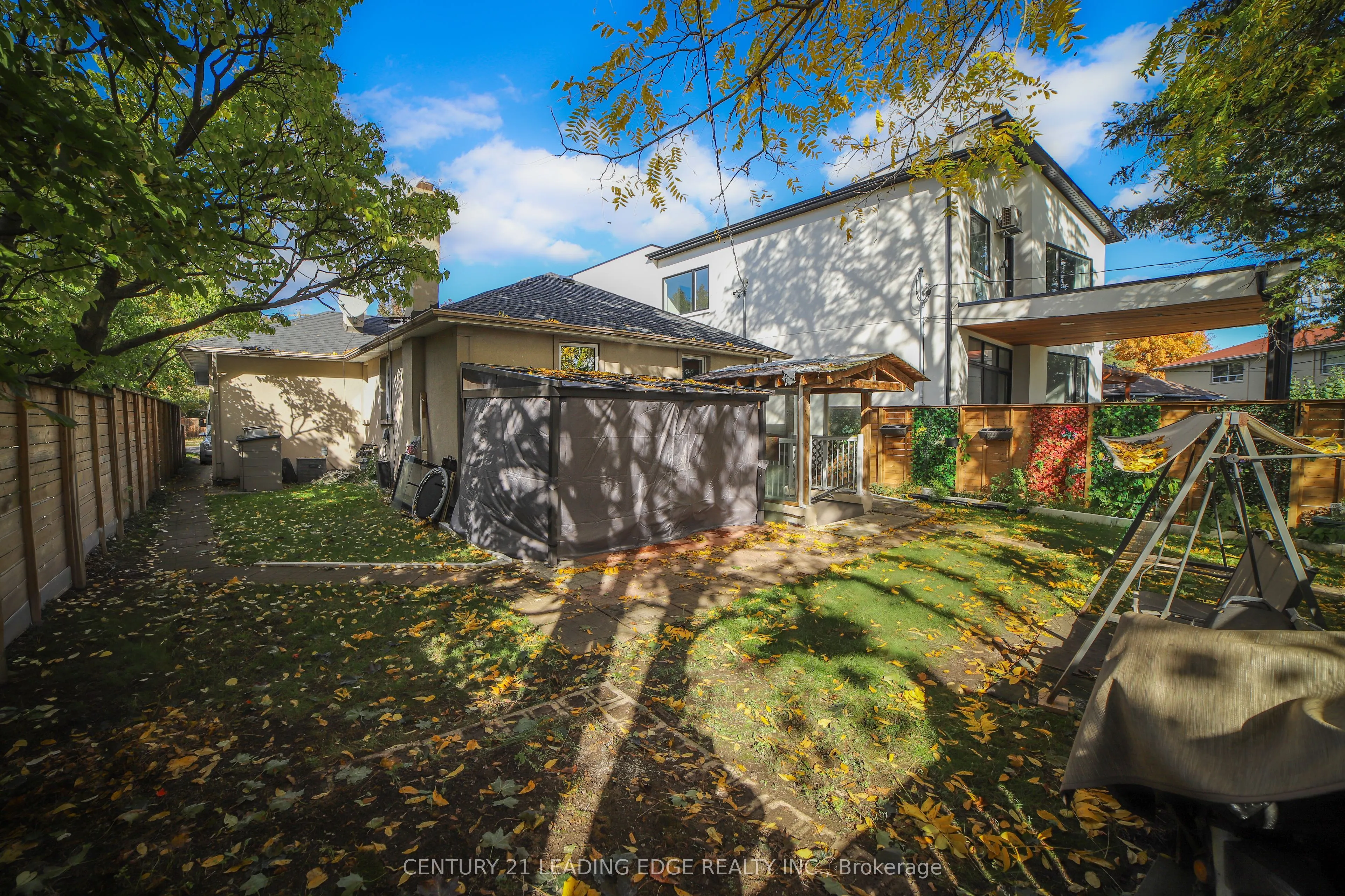 11 Chestnut Hills Crescent