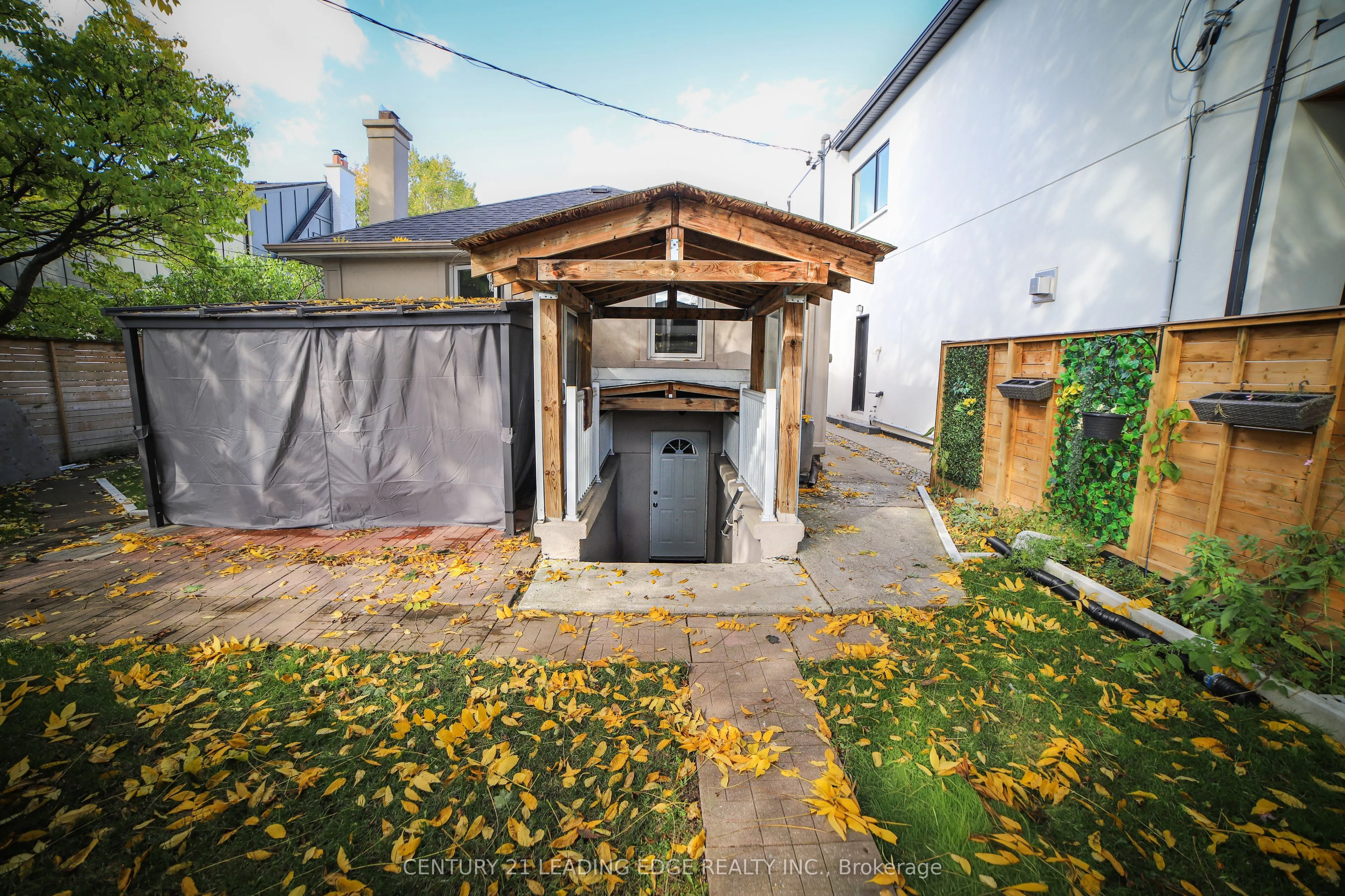 11 Chestnut Hills Crescent
