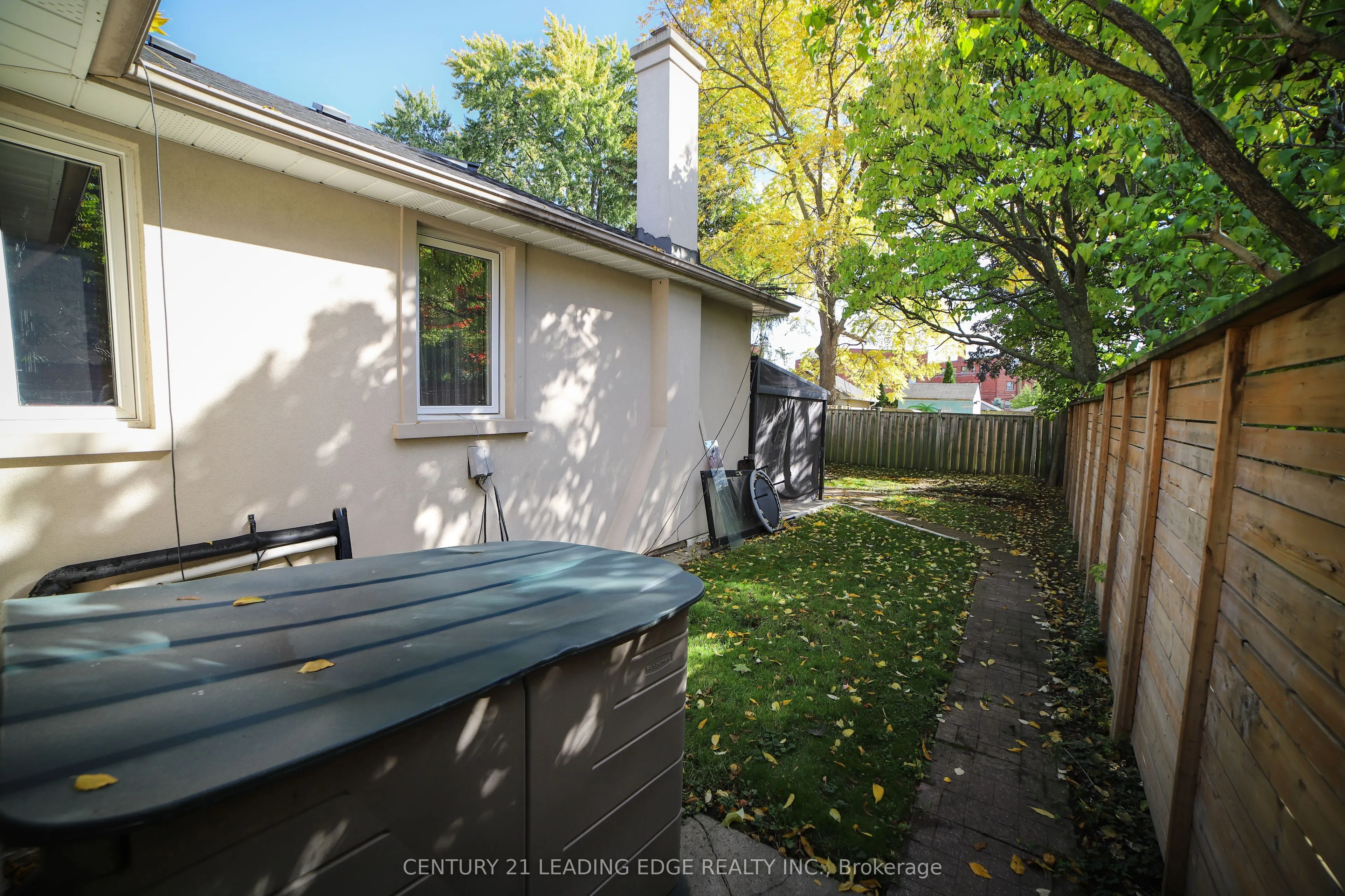 11 Chestnut Hills Crescent