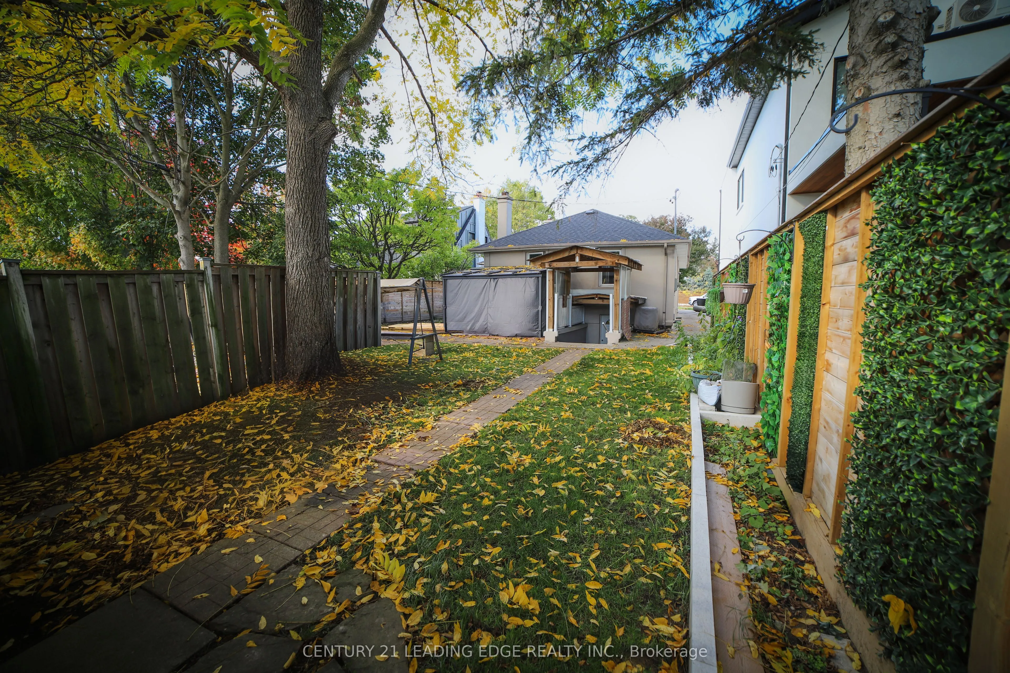 11 Chestnut Hills Crescent
