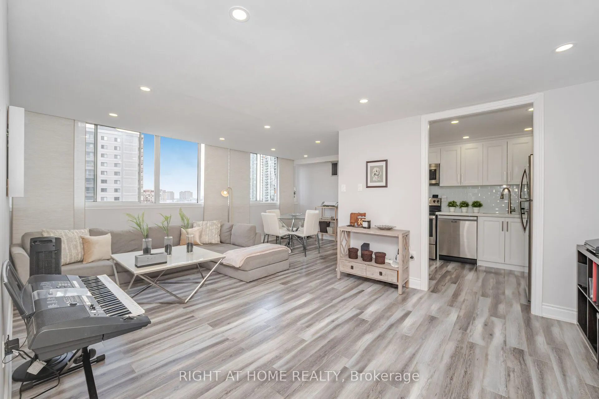 3590 Kaneff Crescent, #1209