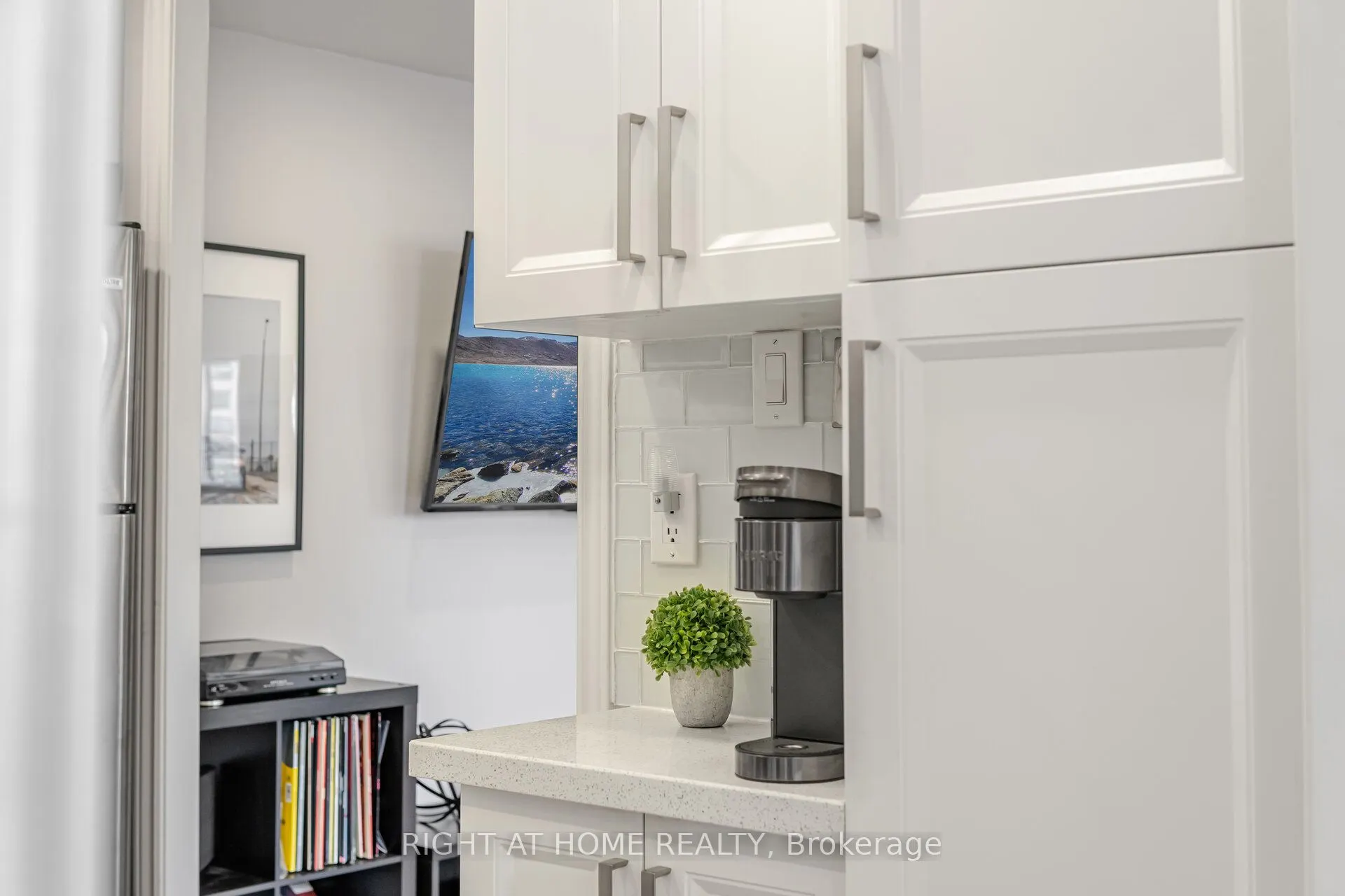 3590 Kaneff Crescent, #1209