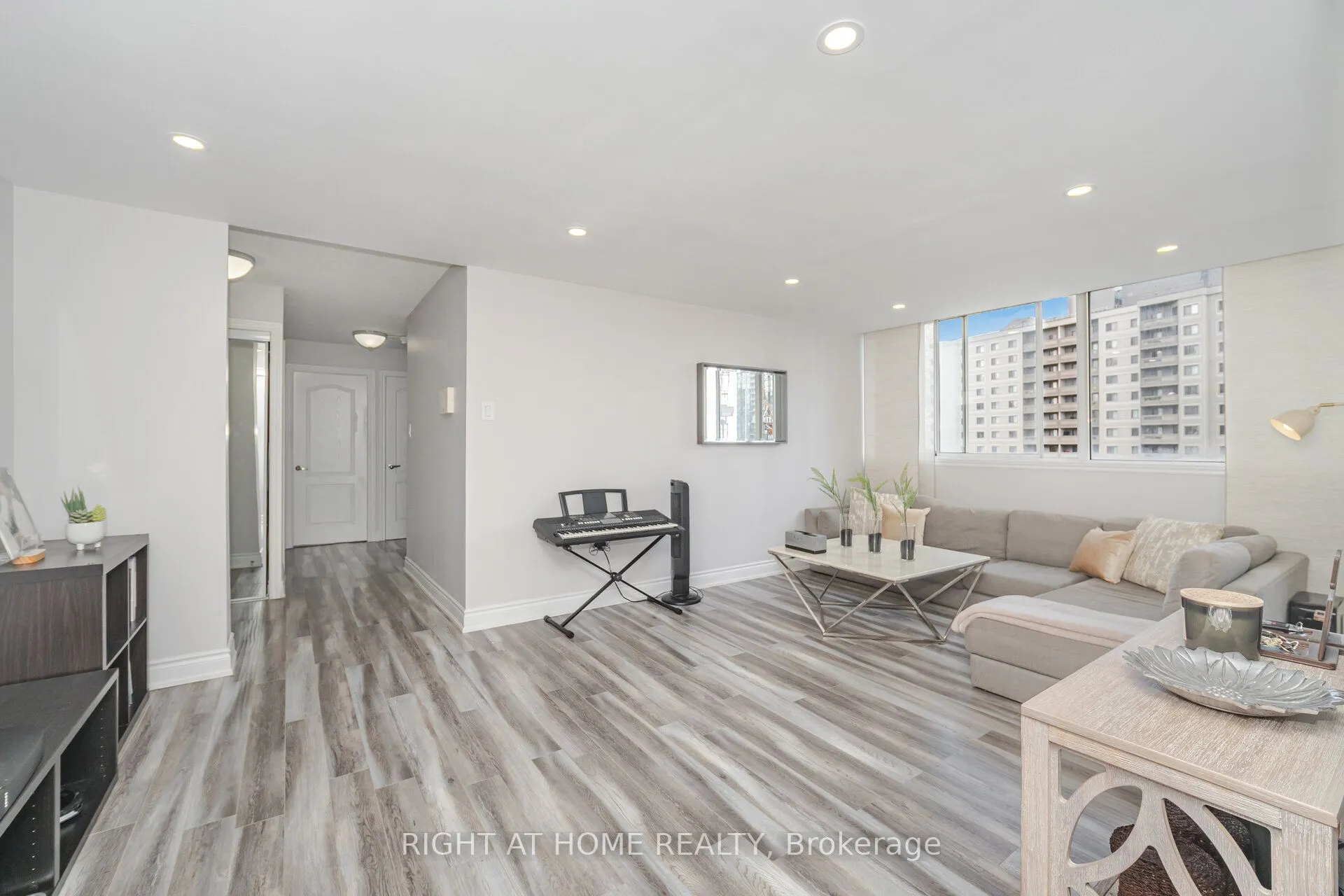 3590 Kaneff Crescent, #1209