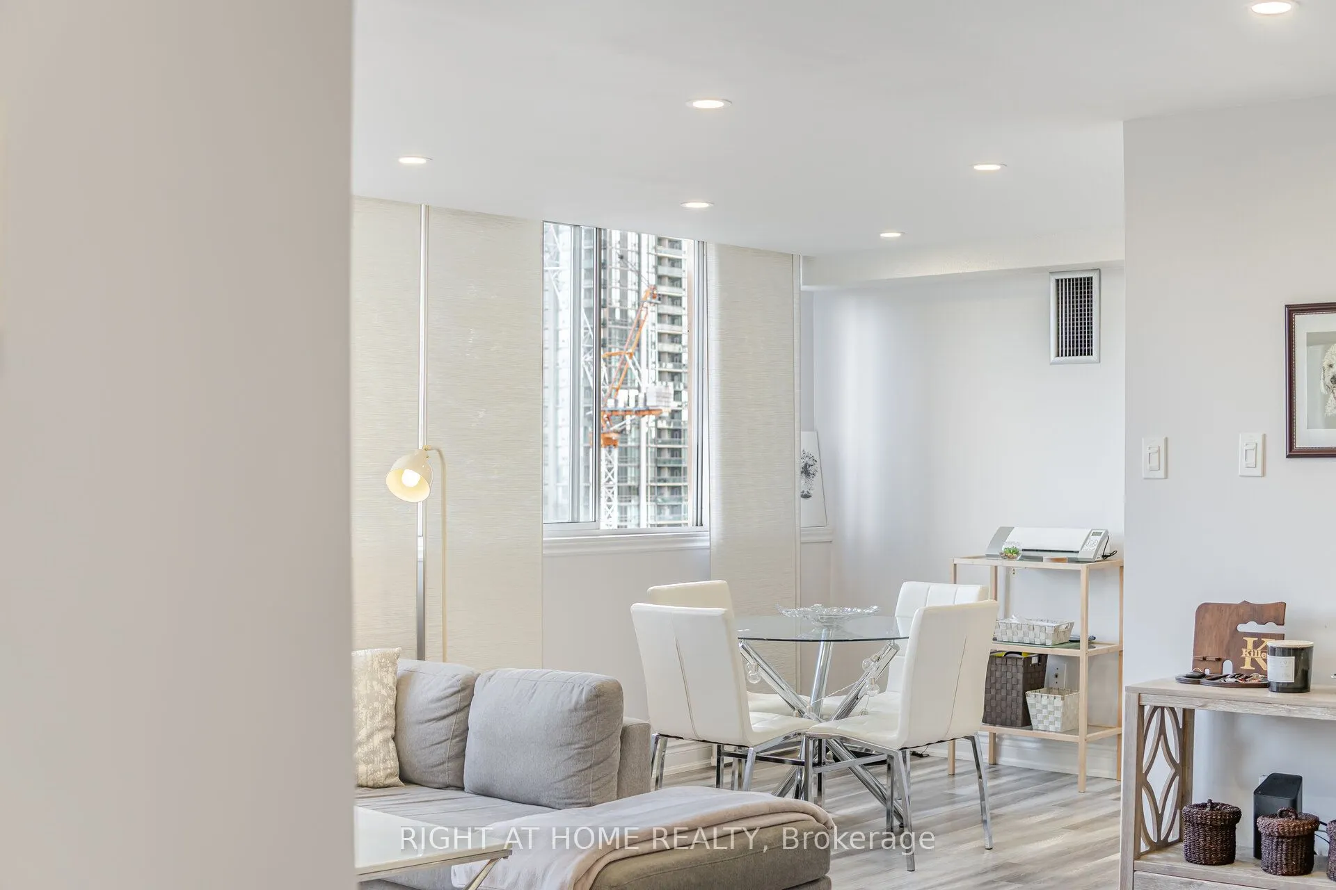 3590 Kaneff Crescent, #1209