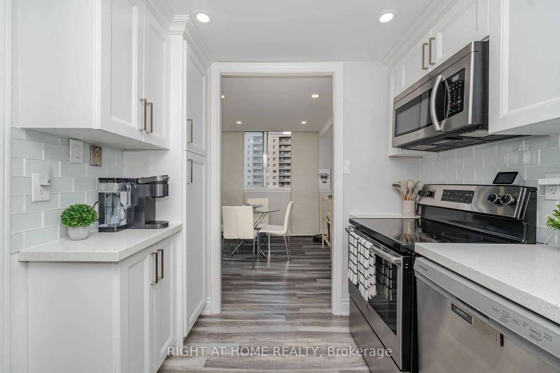 3590 Kaneff Crescent, #1209