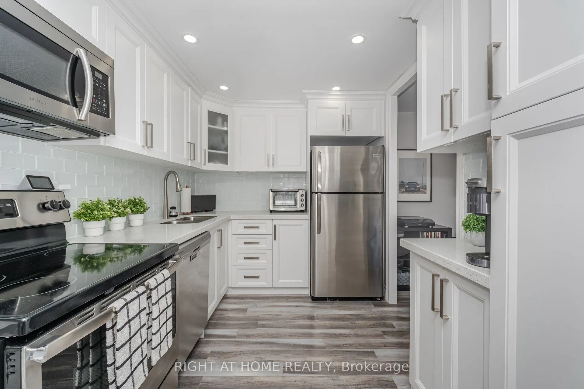 3590 Kaneff Crescent, #1209