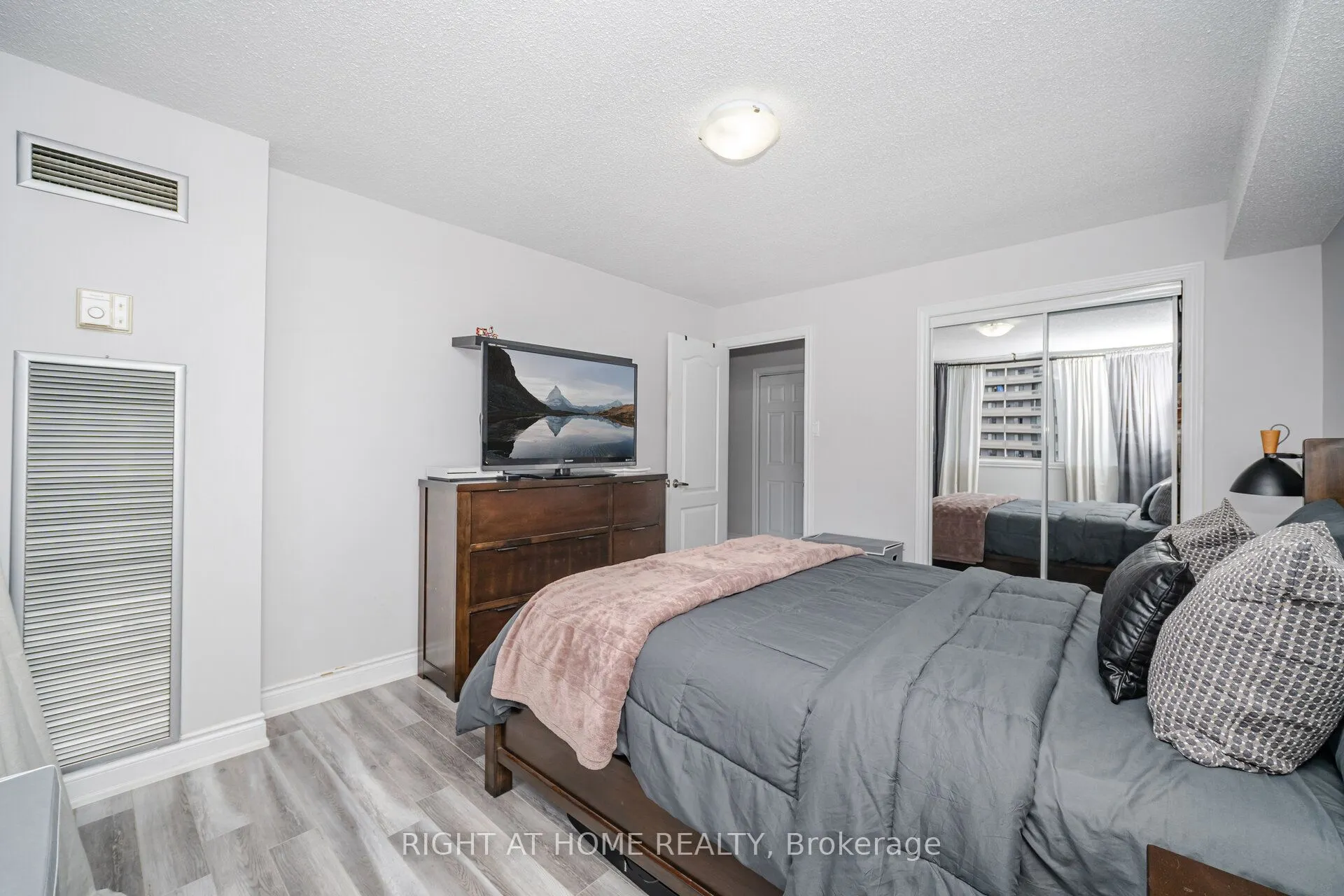 3590 Kaneff Crescent, #1209
