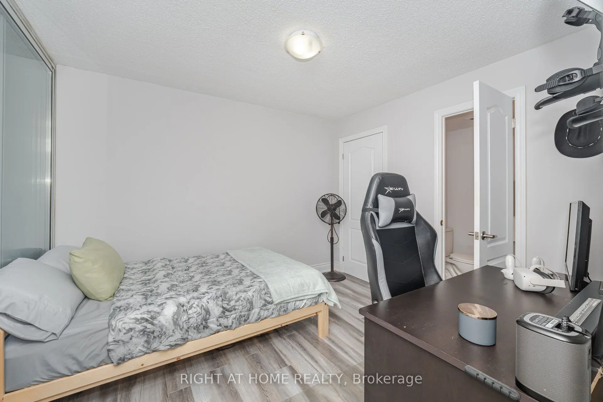 3590 Kaneff Crescent, #1209