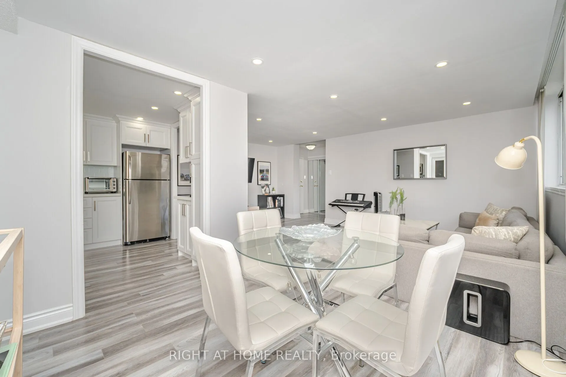 3590 Kaneff Crescent, #1209
