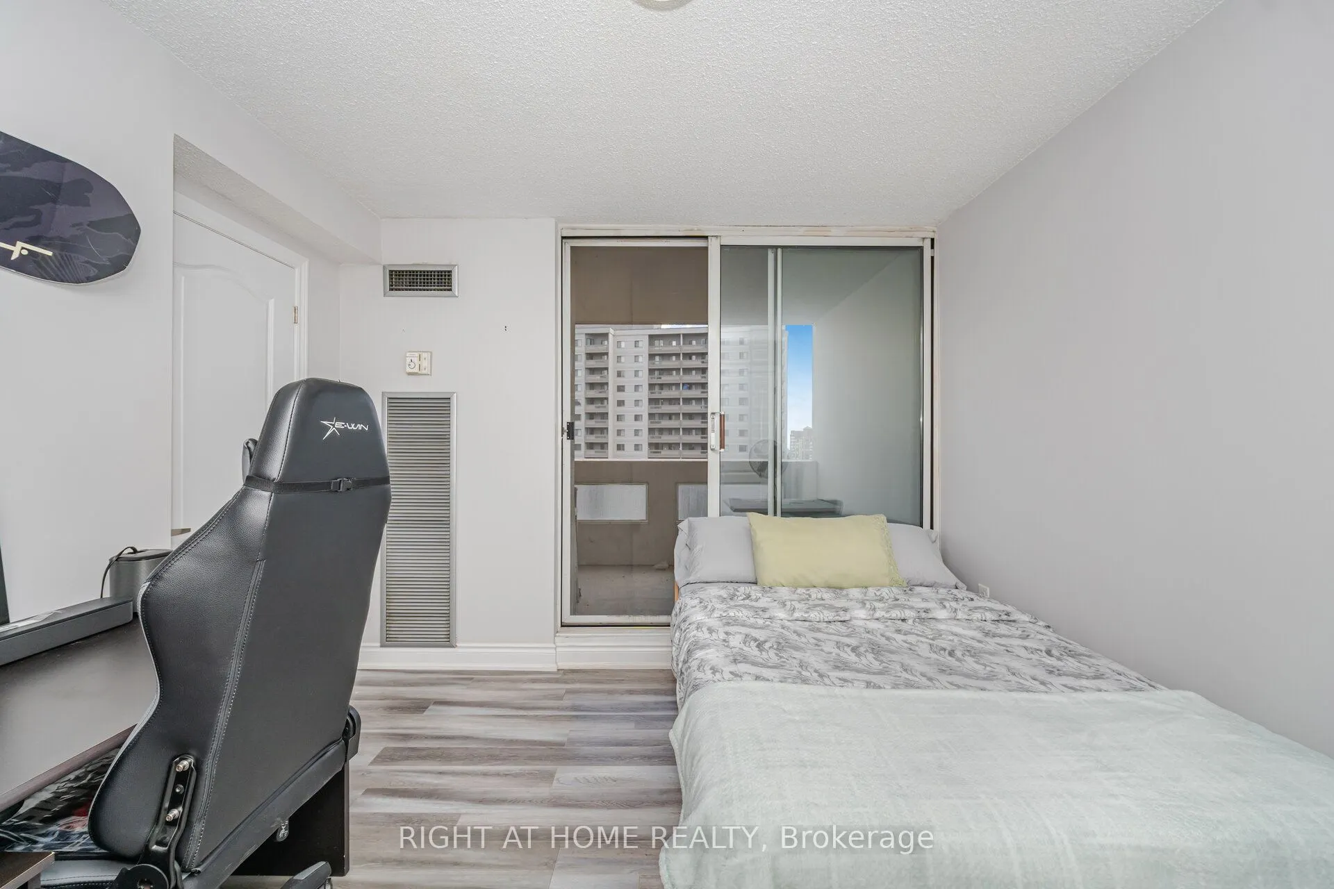 3590 Kaneff Crescent, #1209