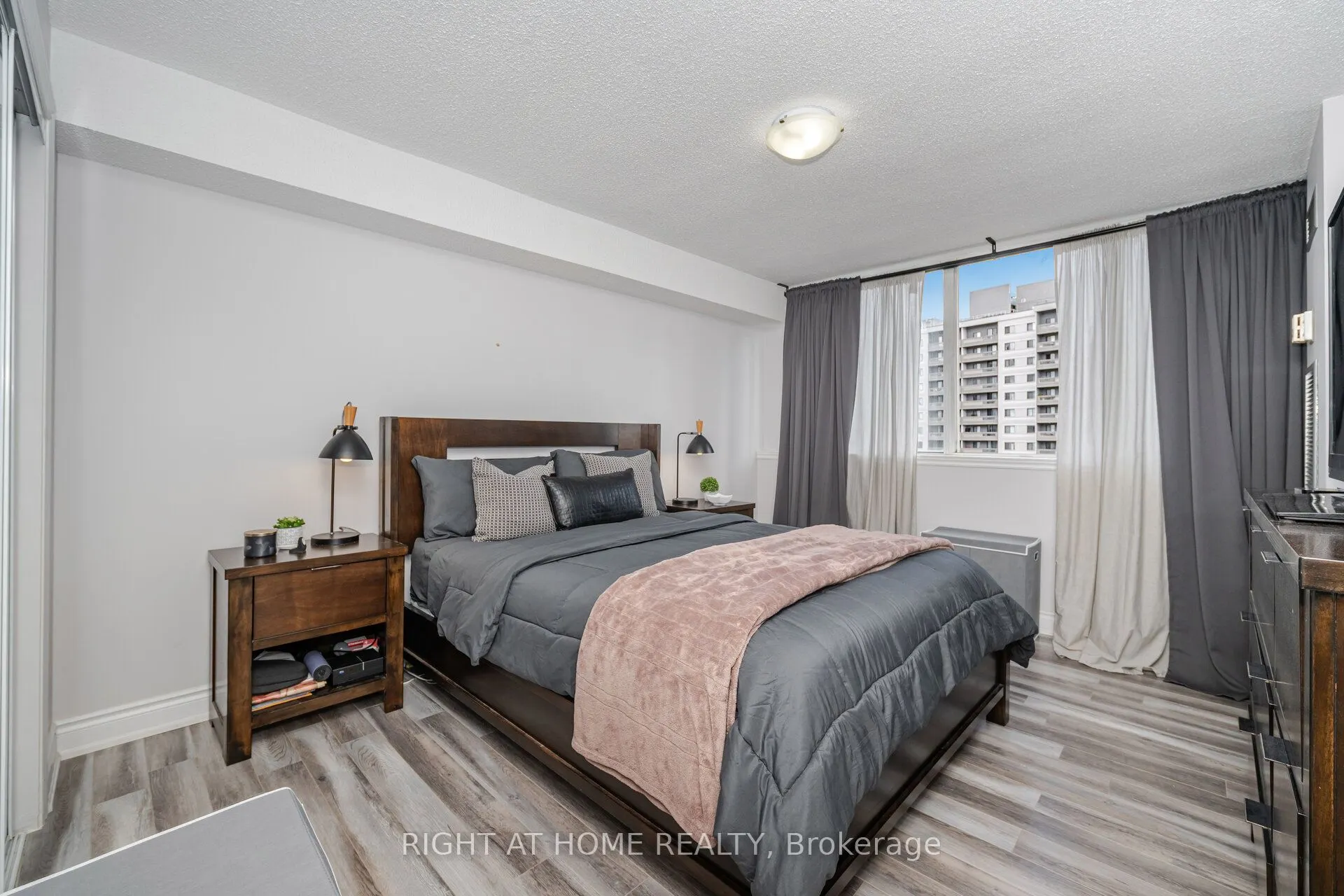 3590 Kaneff Crescent, #1209