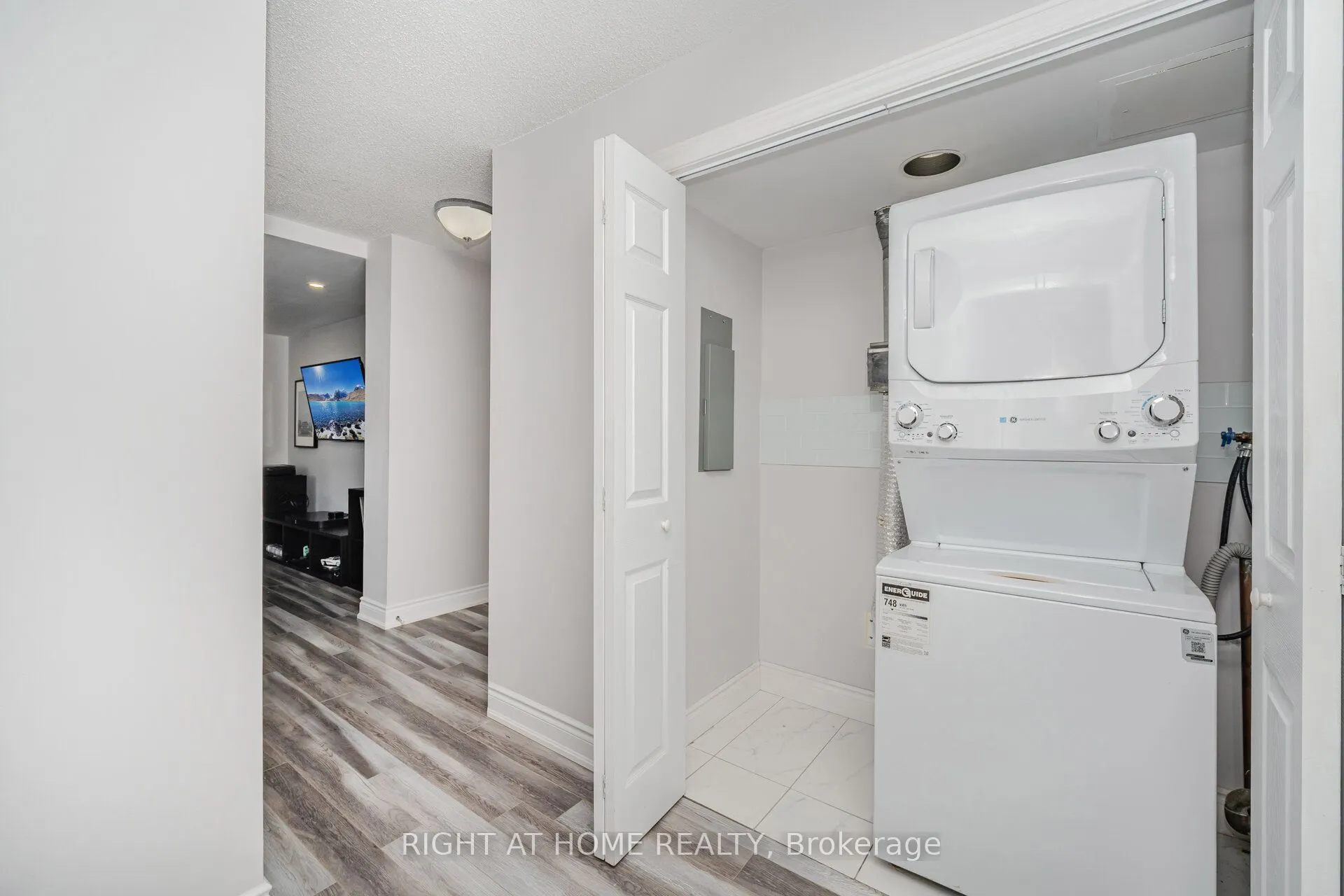 3590 Kaneff Crescent, #1209