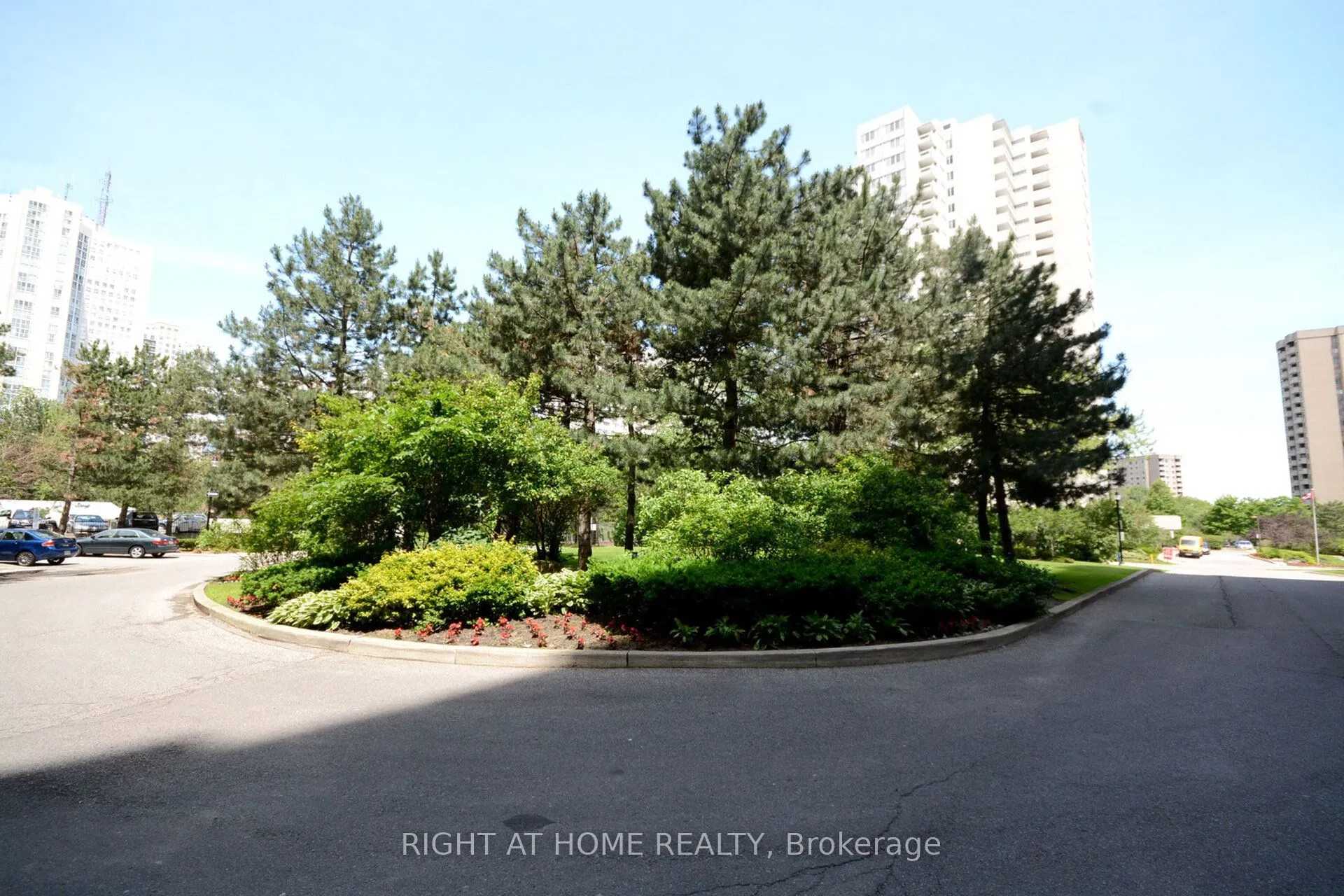 3590 Kaneff Crescent, #1209
