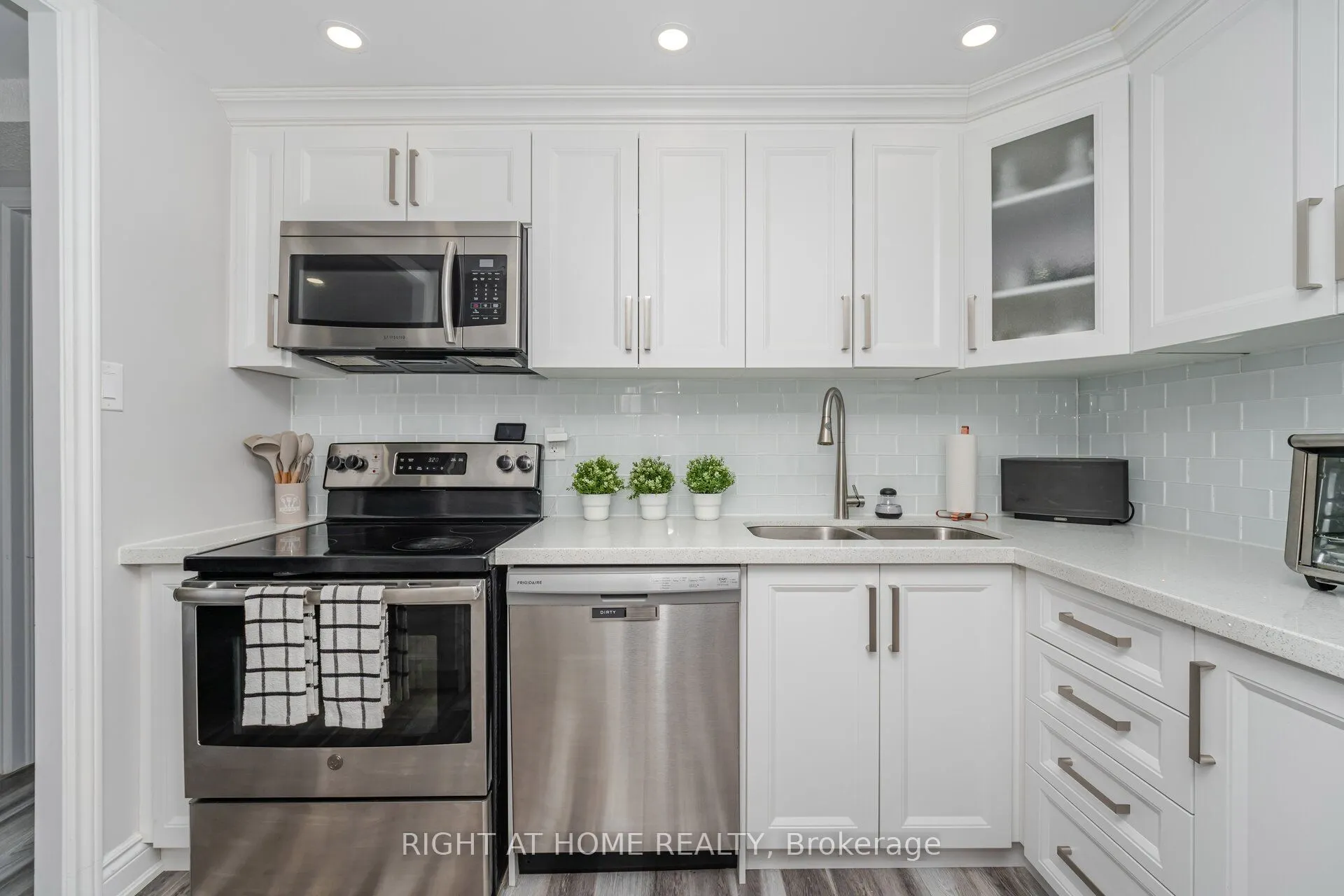 3590 Kaneff Crescent, #1209