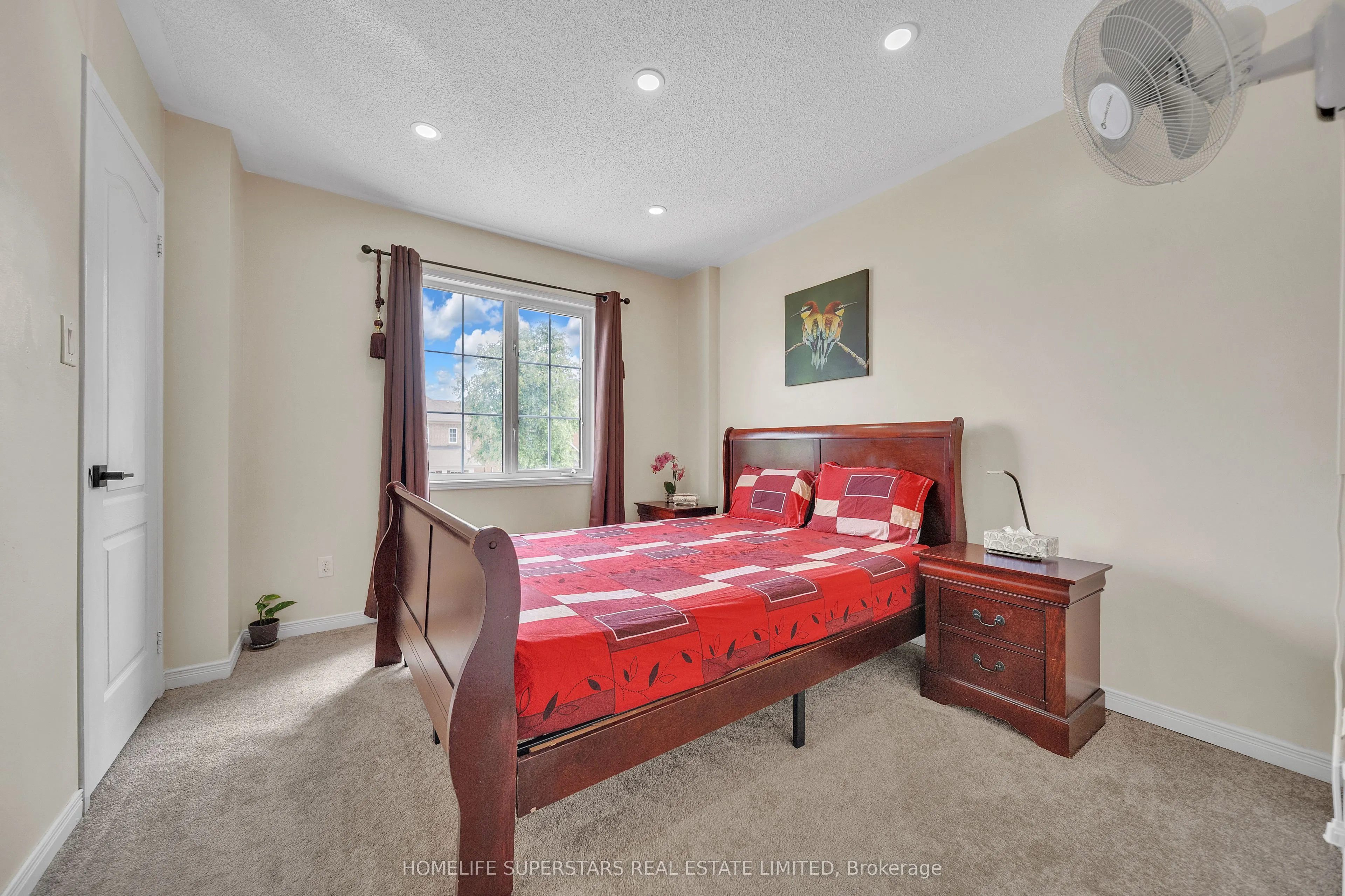 82 Jewel Crescent
