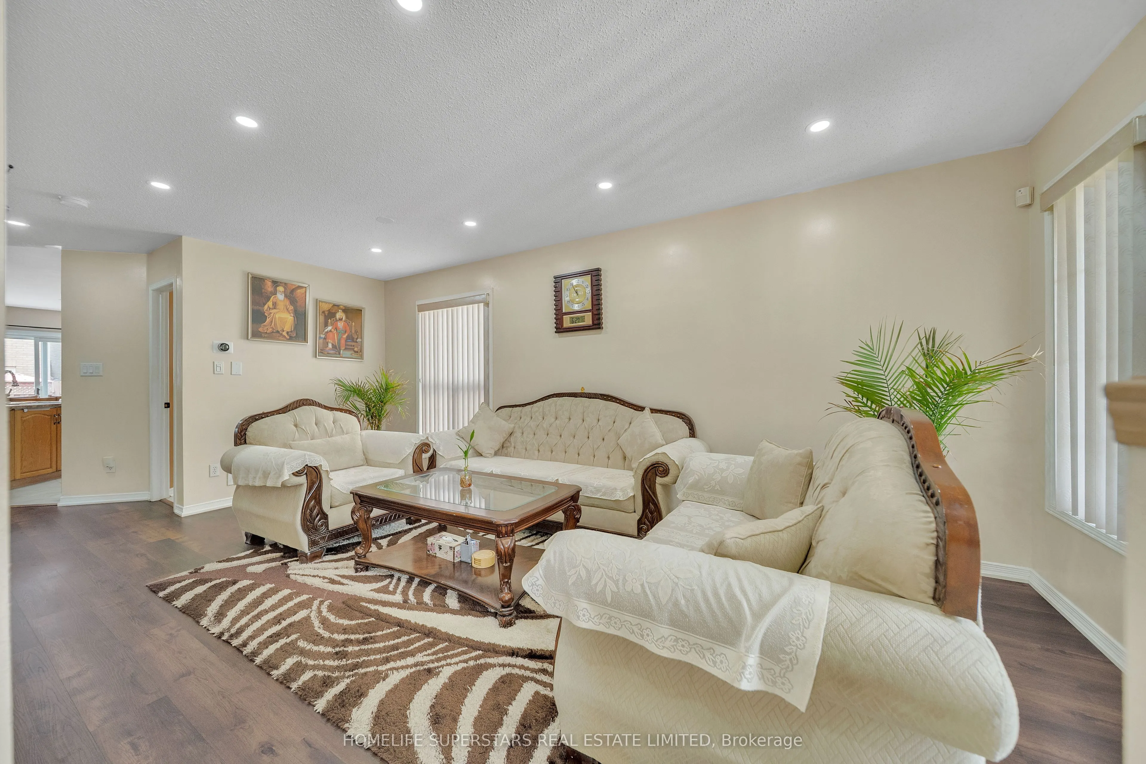 82 Jewel Crescent