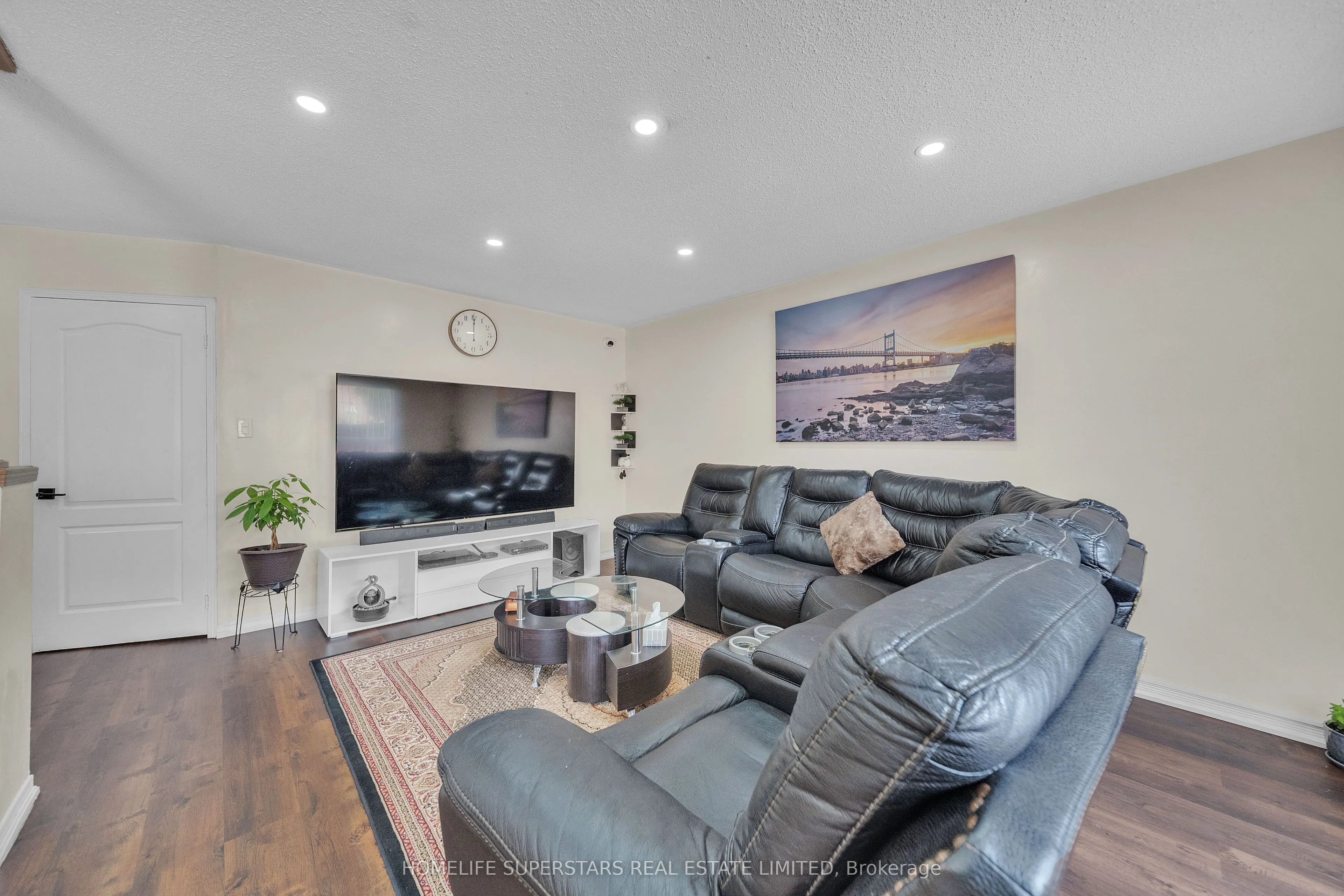 82 Jewel Crescent