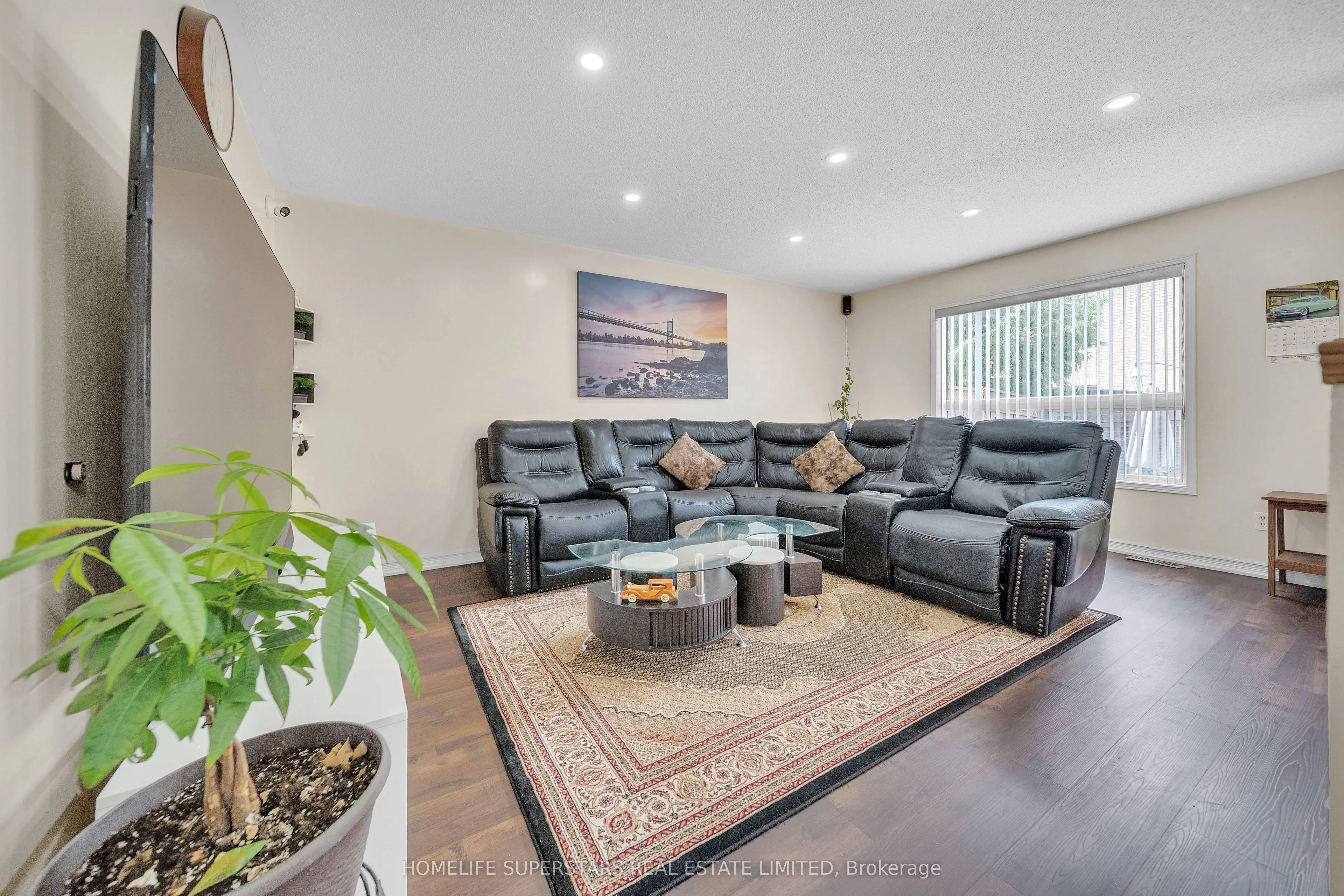 82 Jewel Crescent
