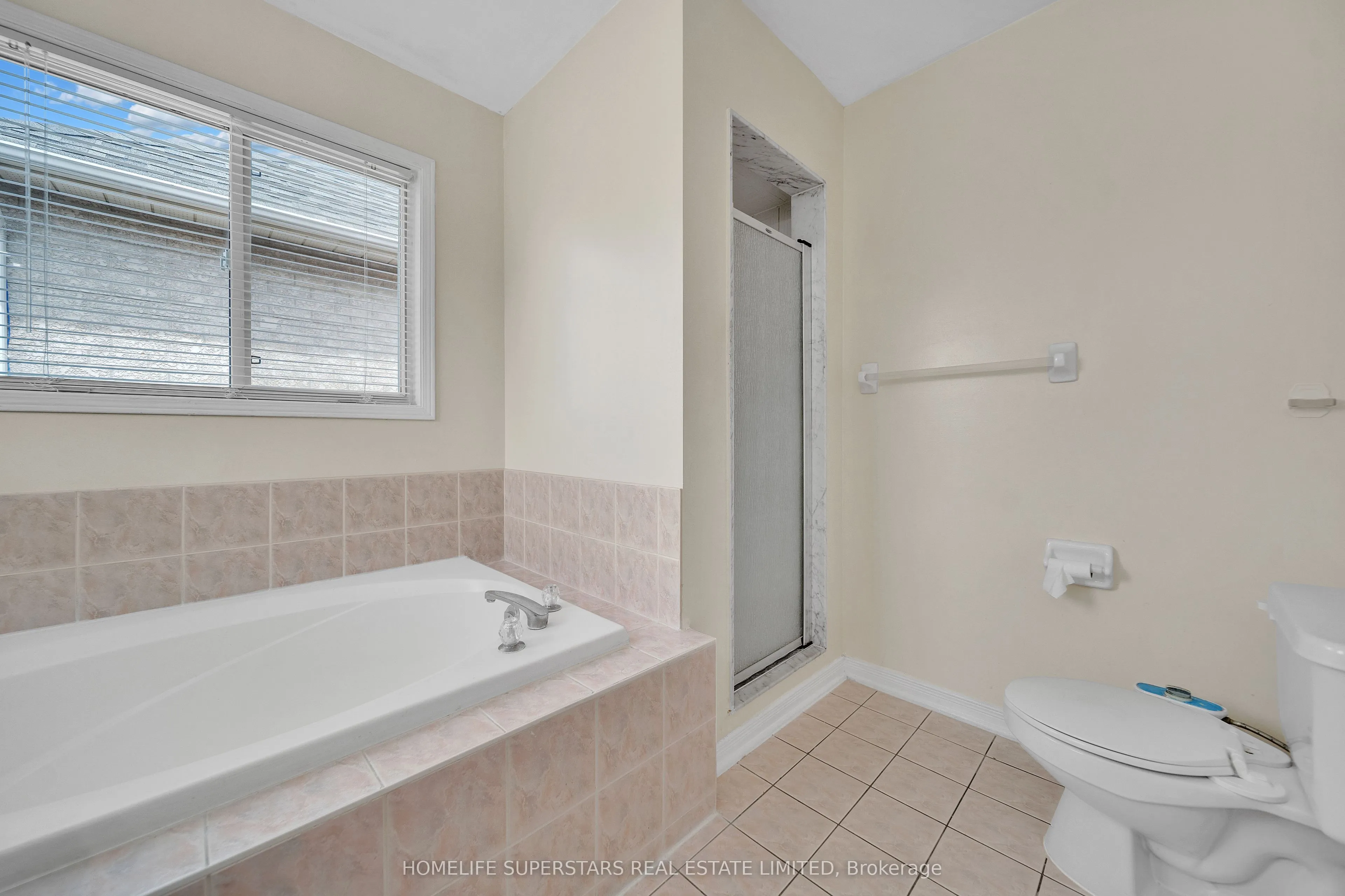 82 Jewel Crescent