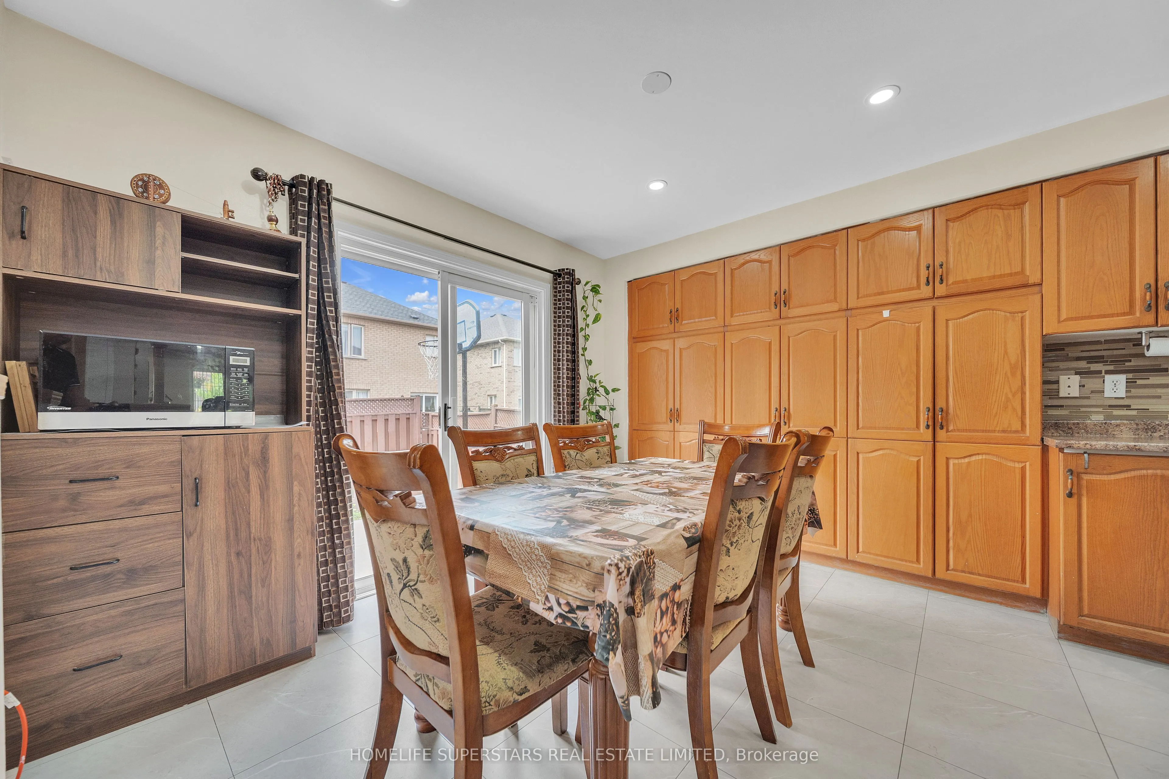 82 Jewel Crescent