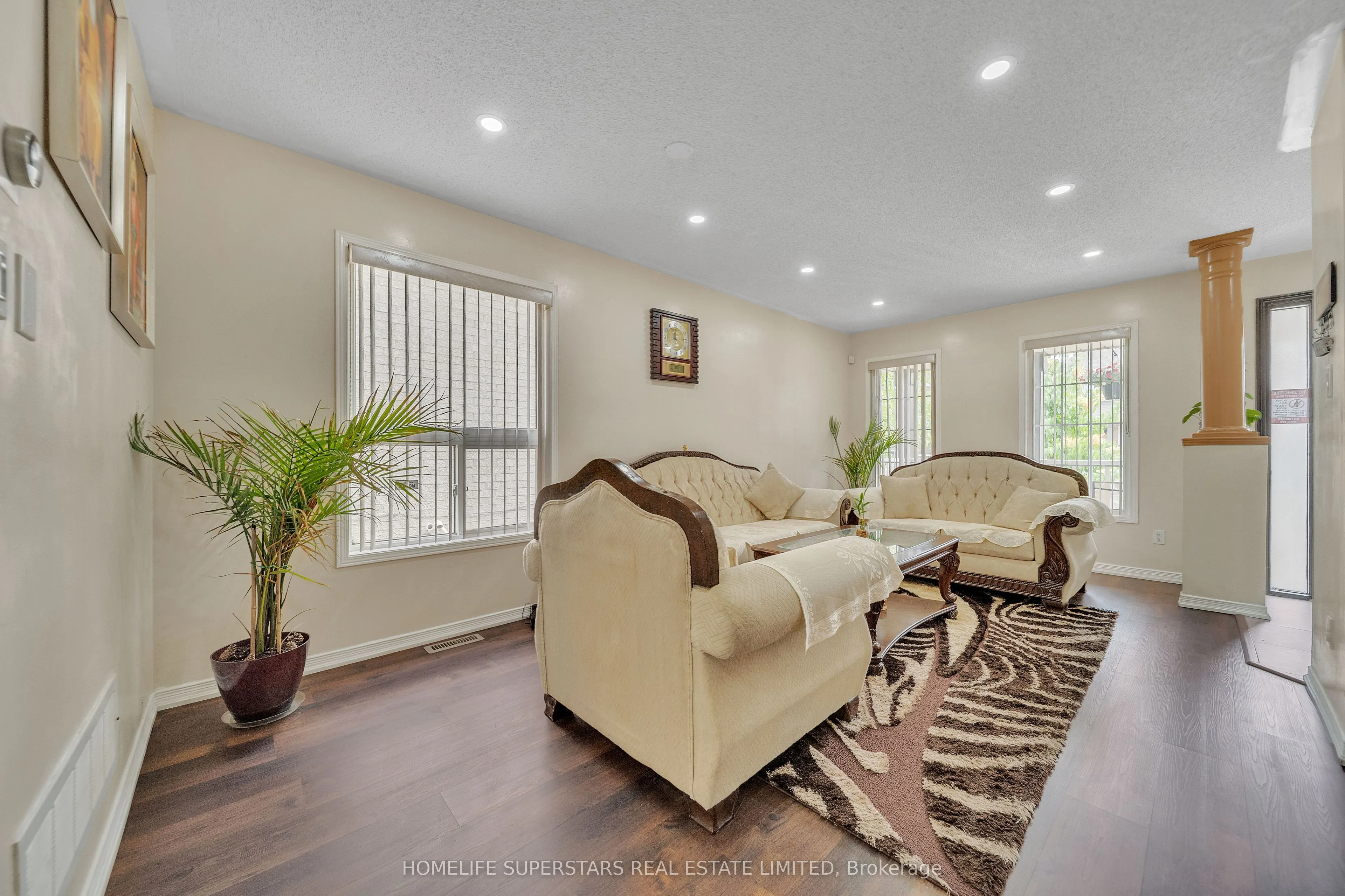 82 Jewel Crescent
