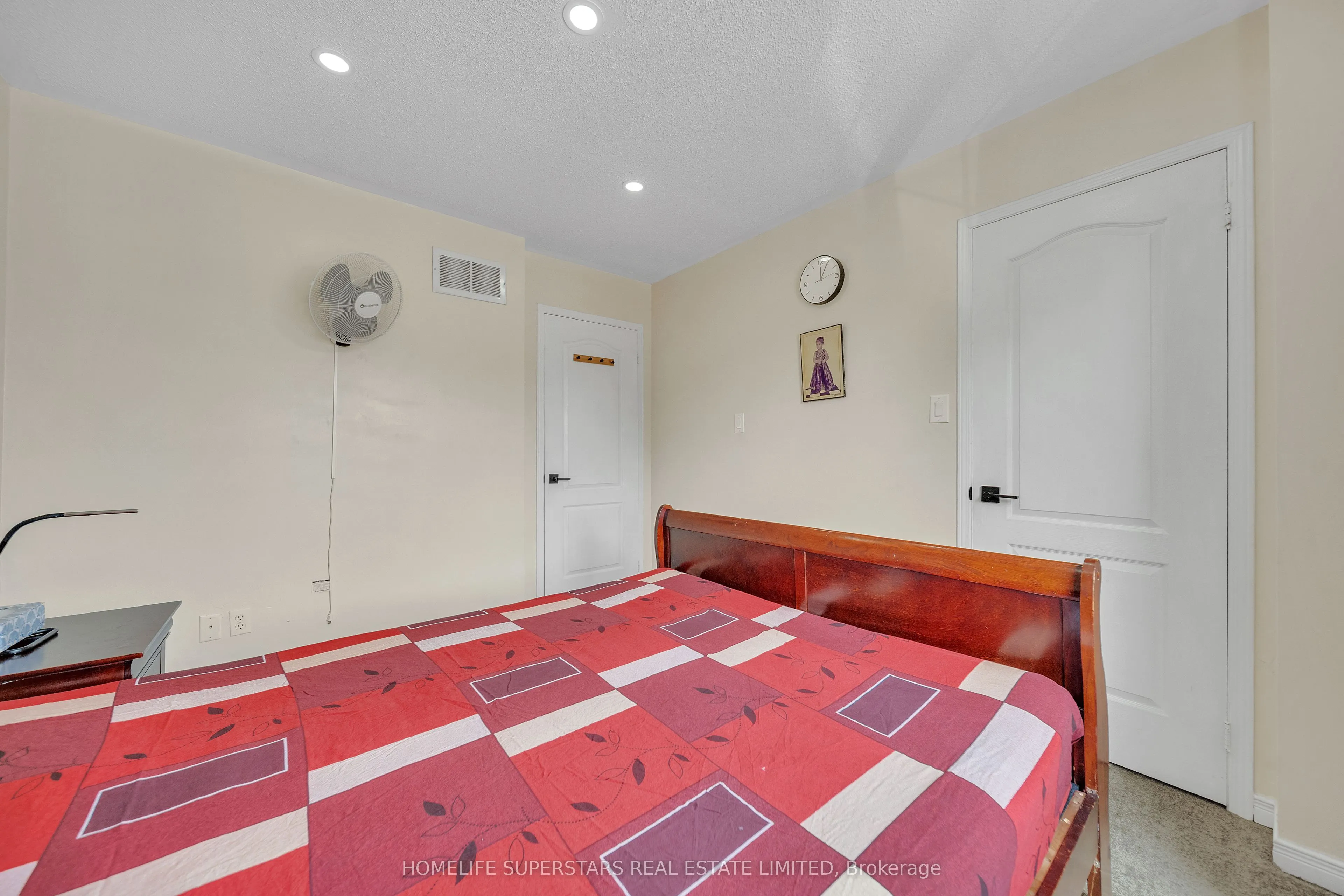 82 Jewel Crescent