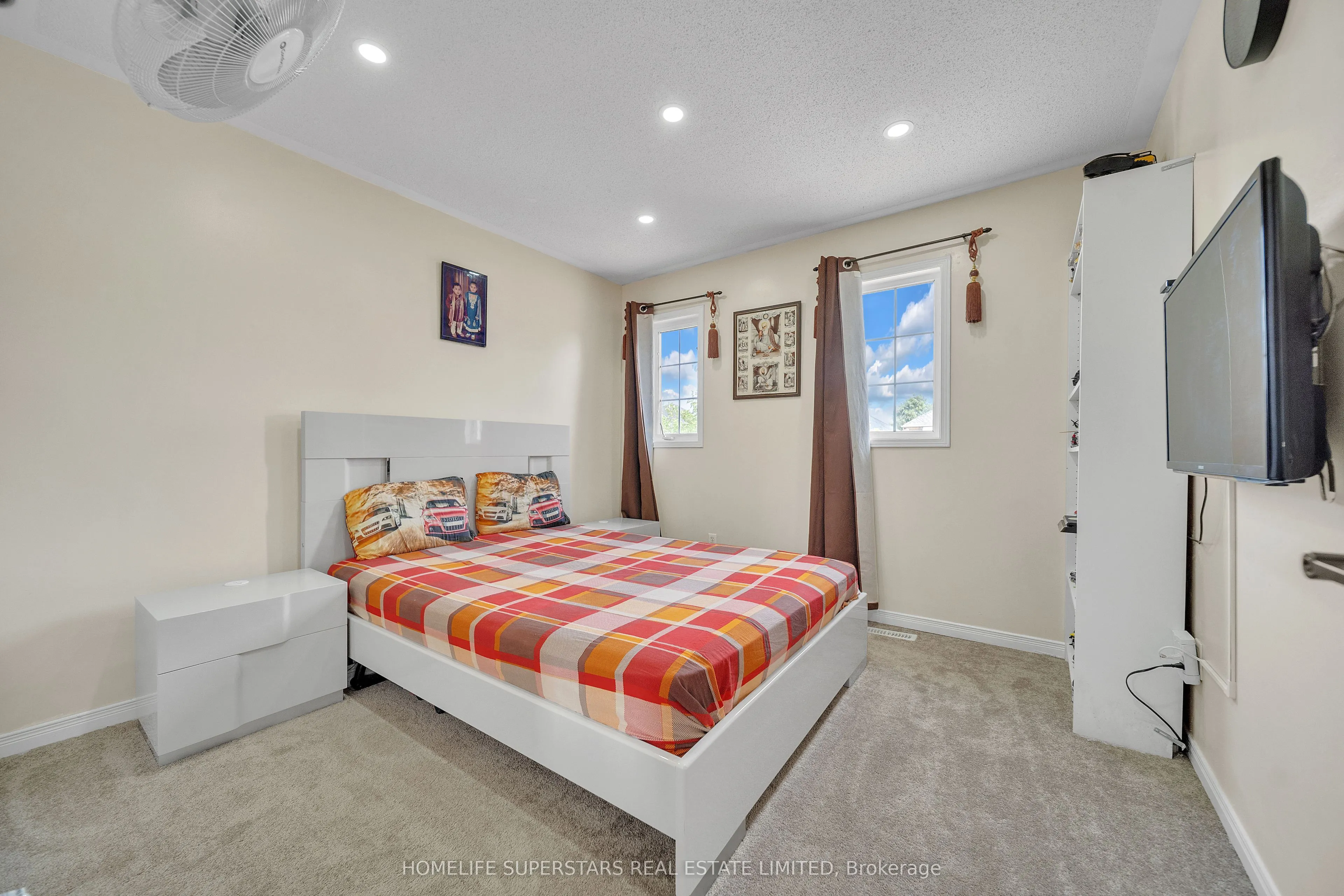 82 Jewel Crescent