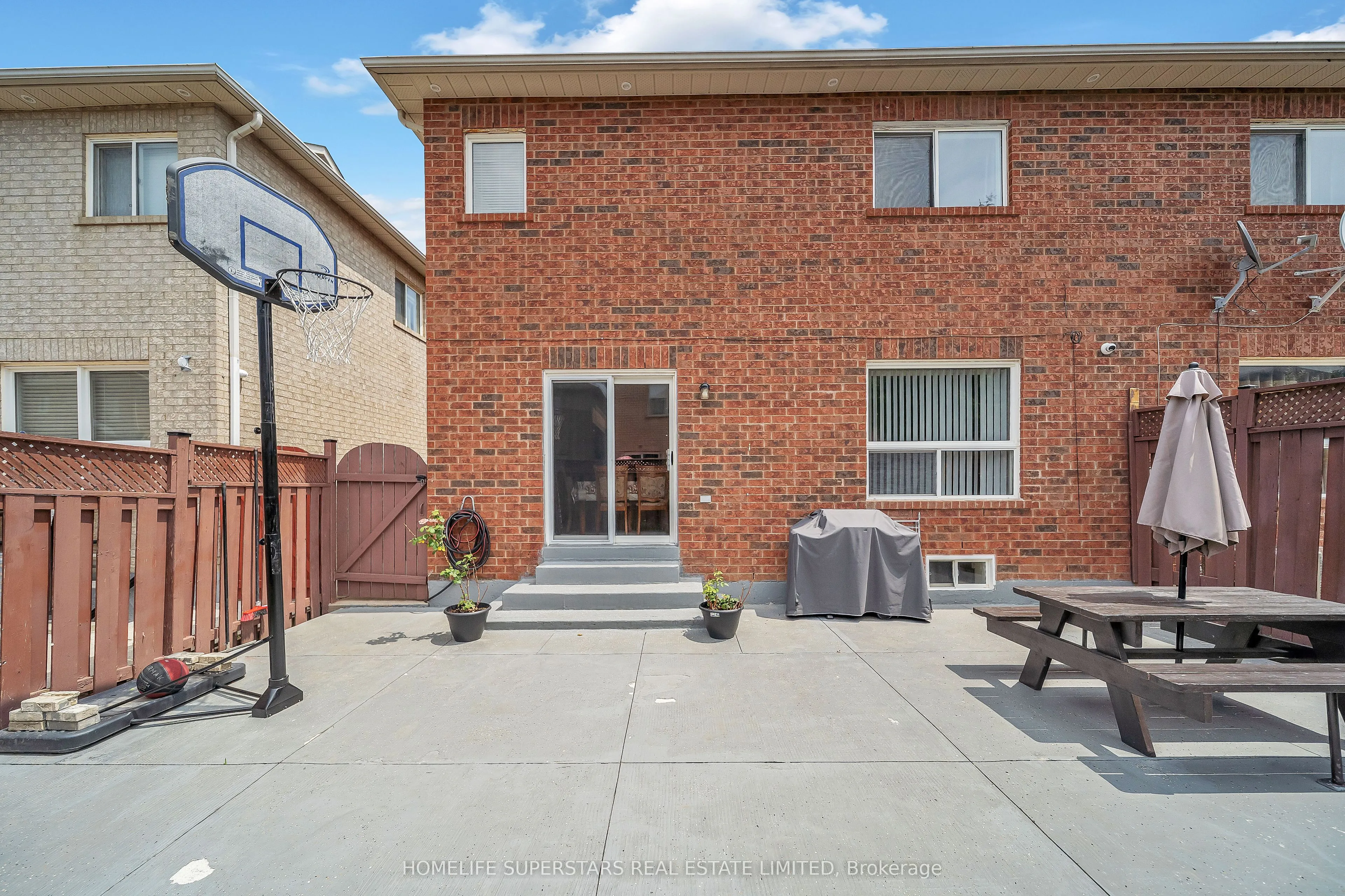82 Jewel Crescent