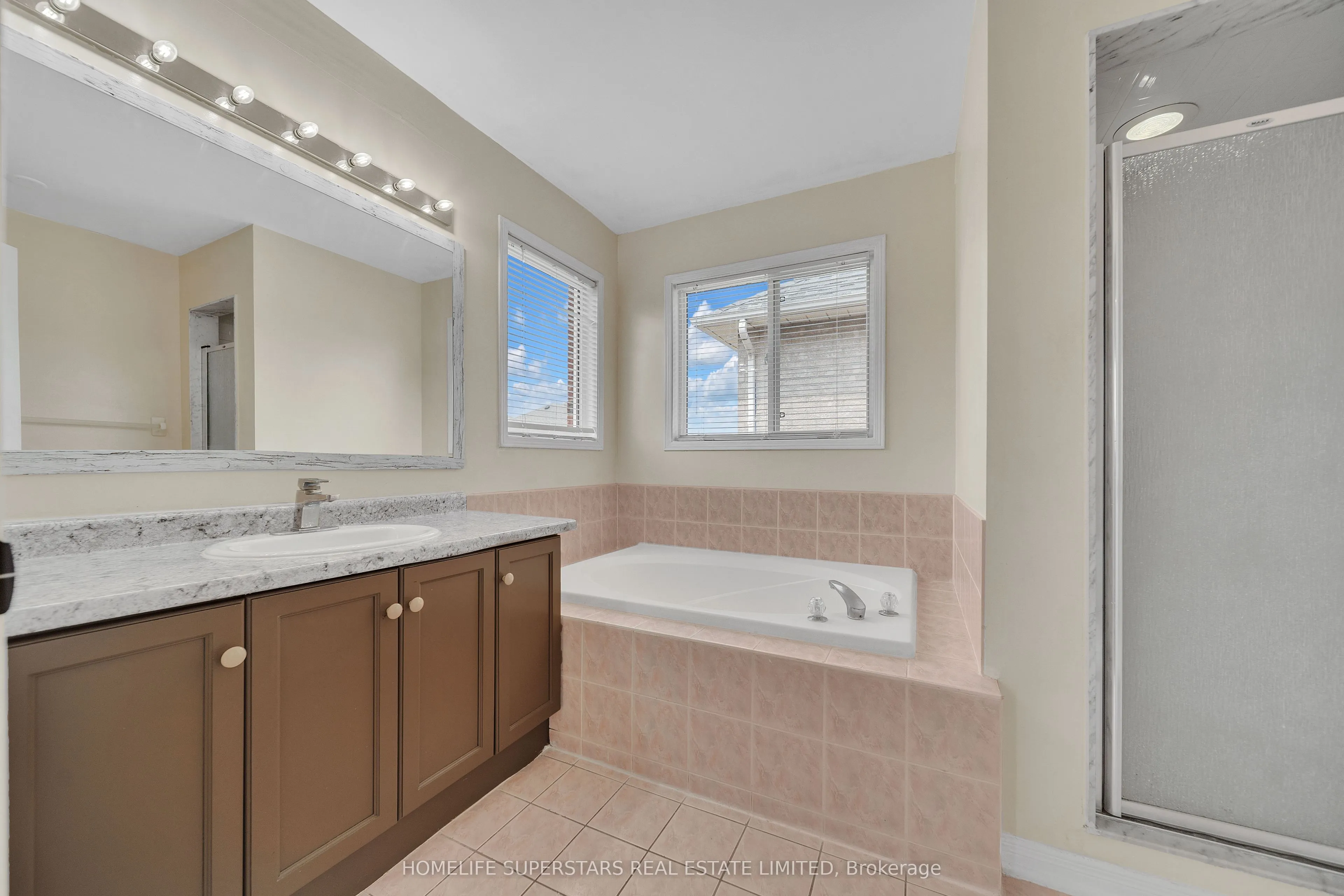 82 Jewel Crescent