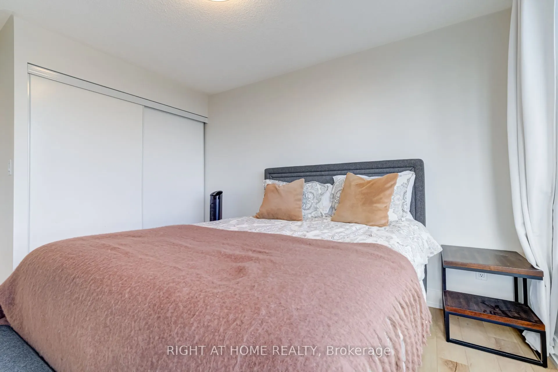 310 Burnhamthorpe Road W, #2412