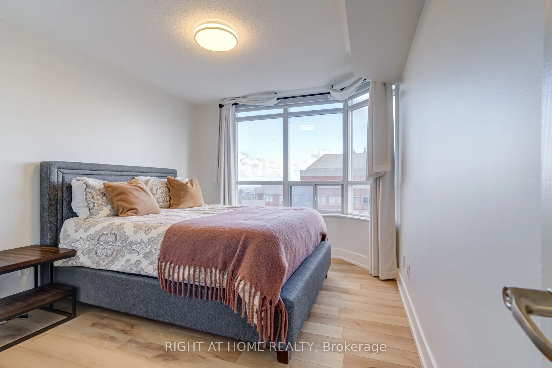 310 Burnhamthorpe Road W, #2412