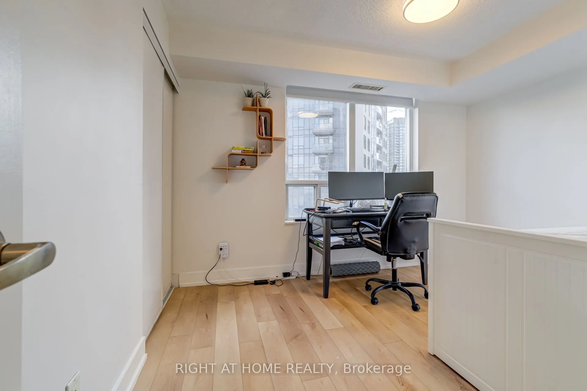 310 Burnhamthorpe Road W, #2412