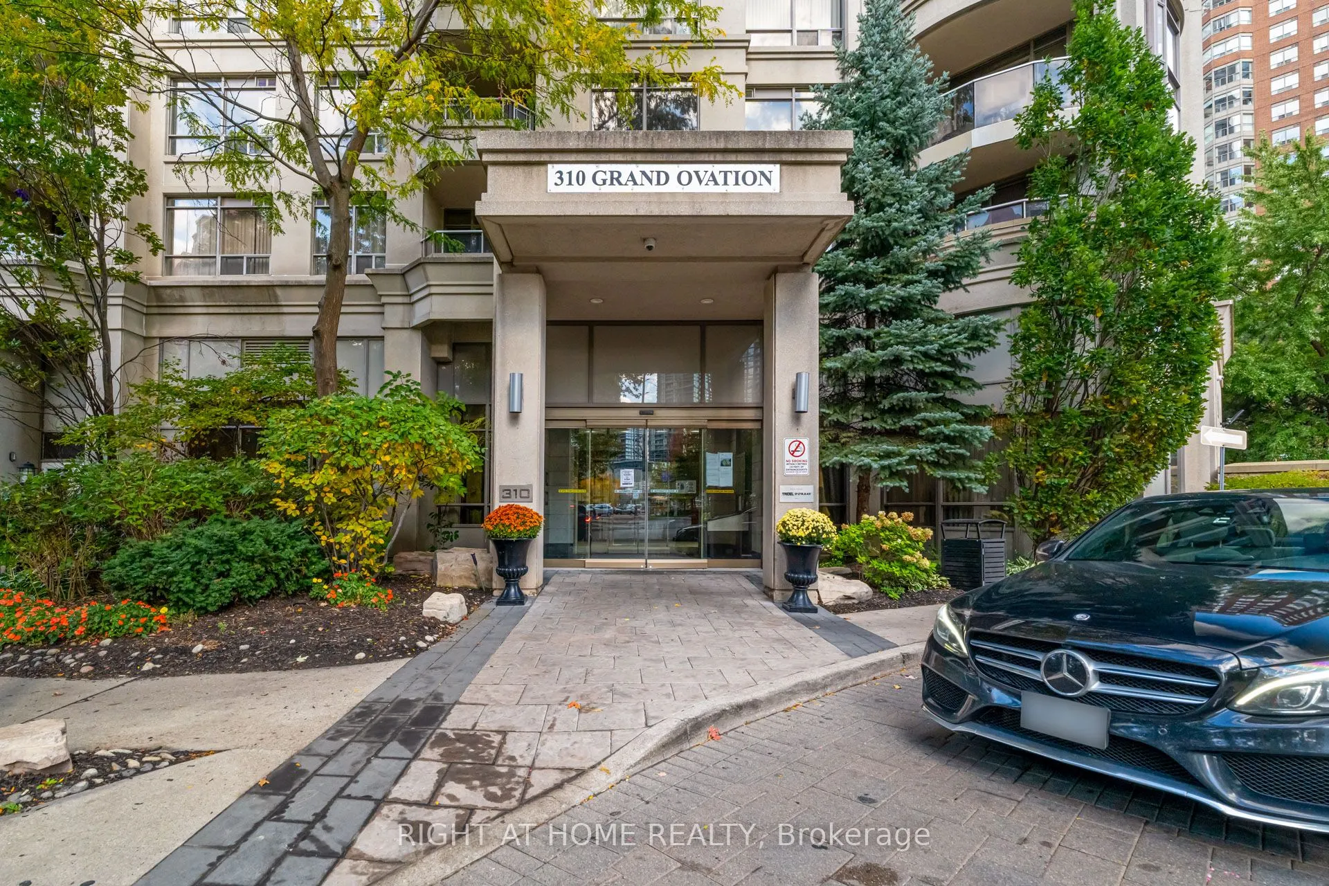 310 Burnhamthorpe Road W, #2412