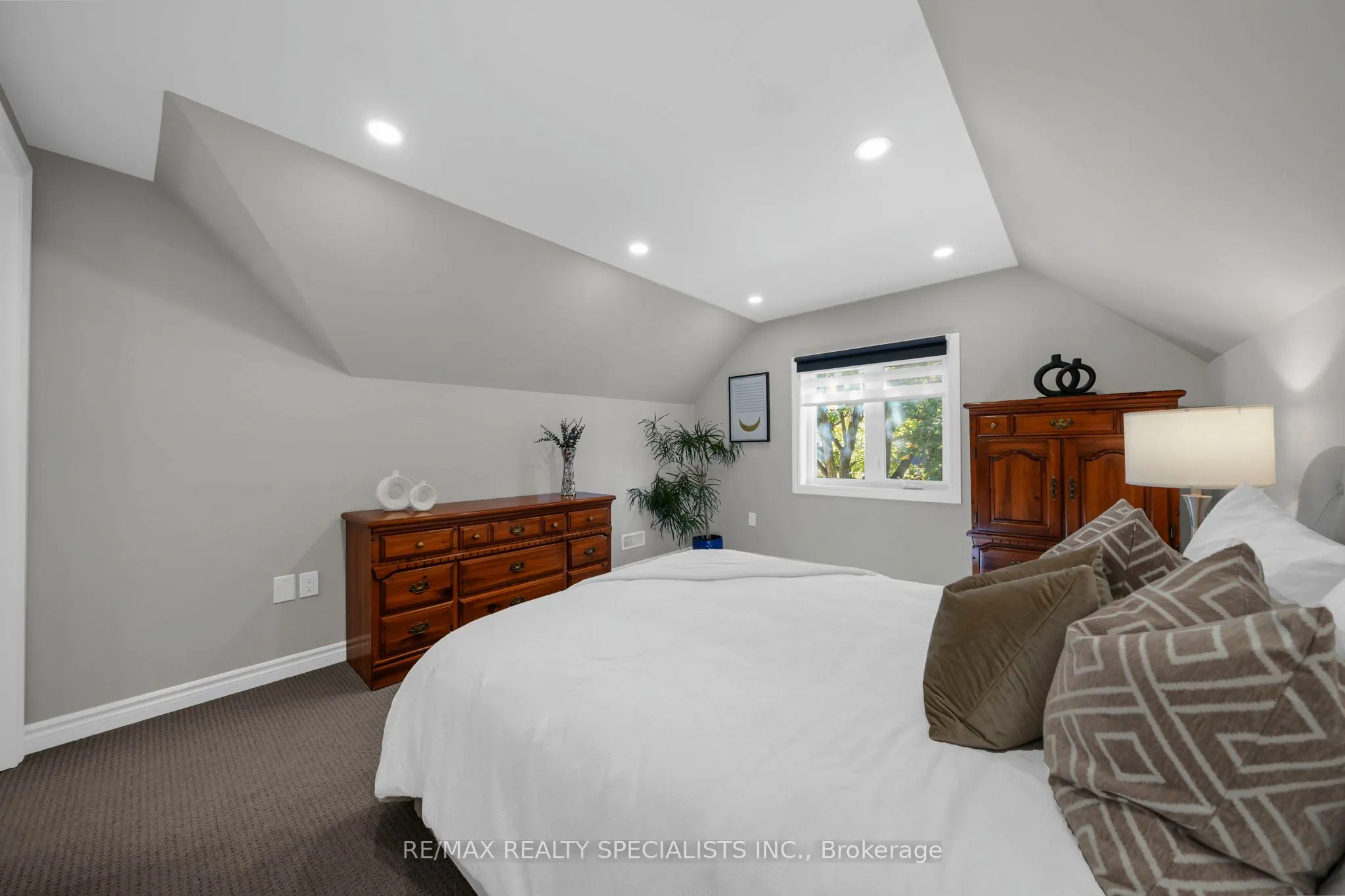 46 Elizabeth Street S