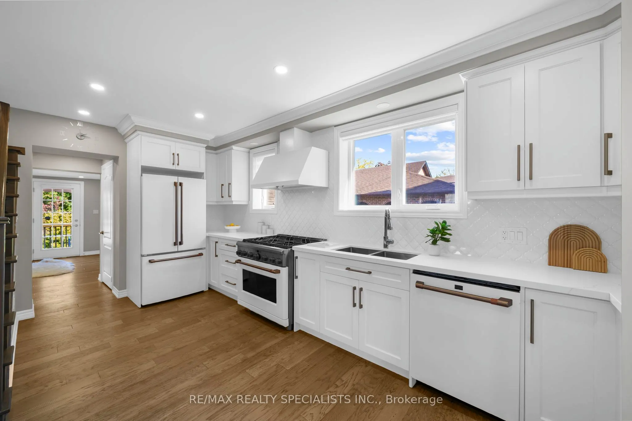 46 Elizabeth Street S