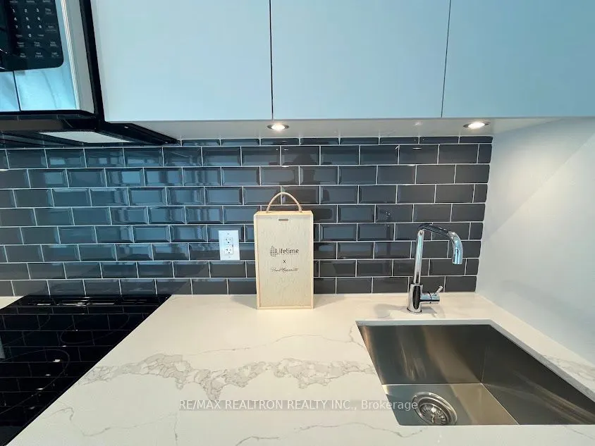 285 Dufferin Street, #905