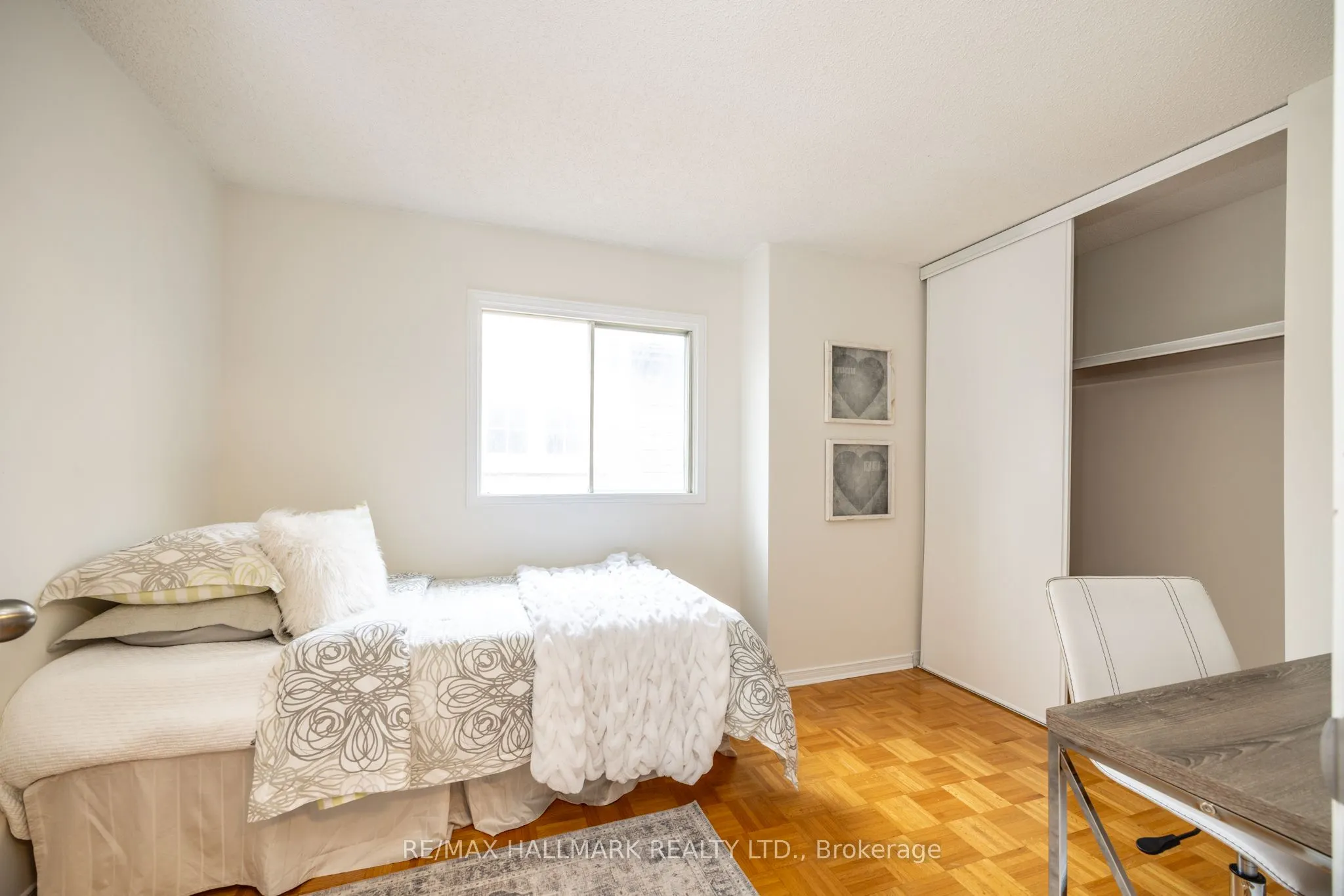 12 Outlook Garden Boulevard