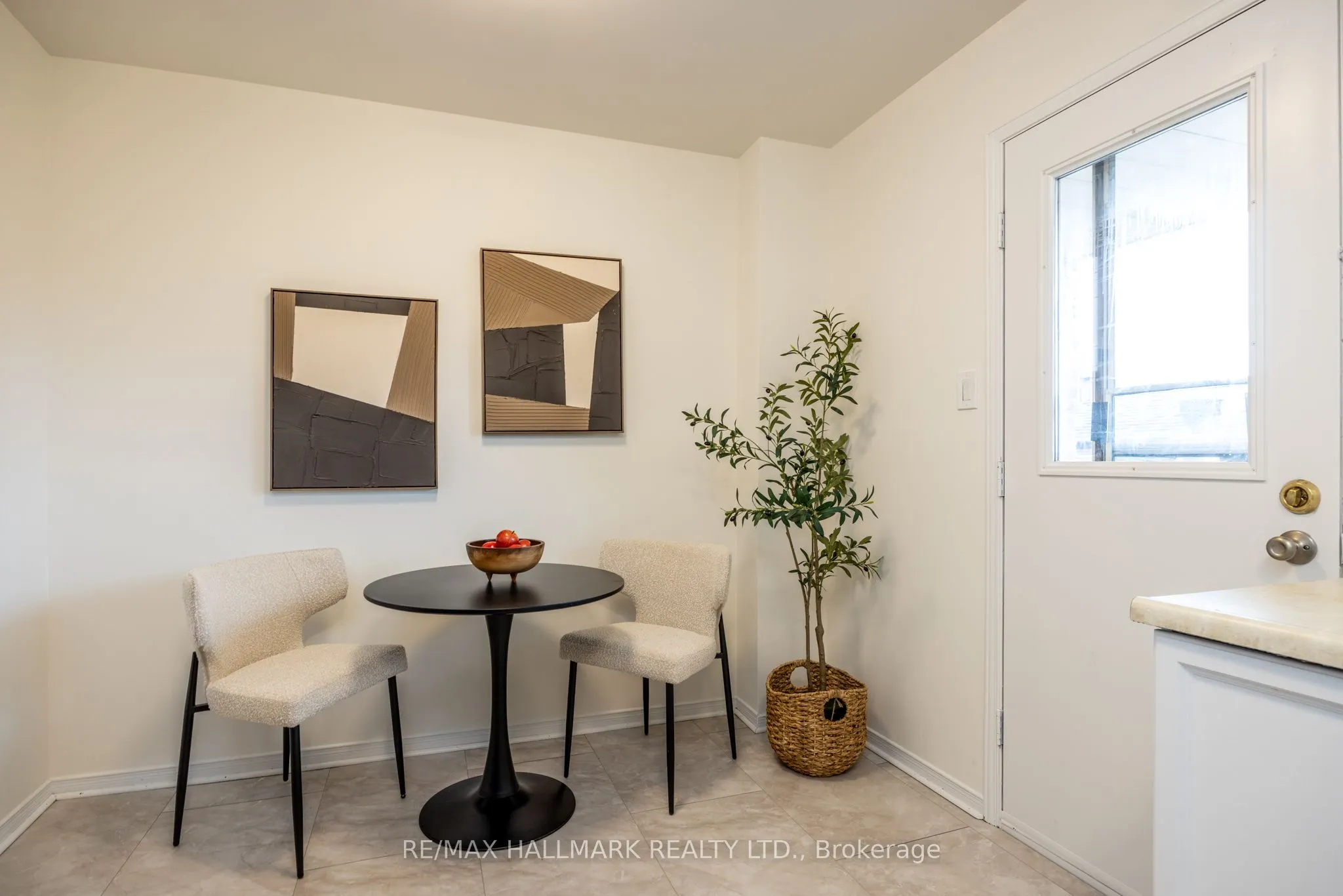 12 Outlook Garden Boulevard