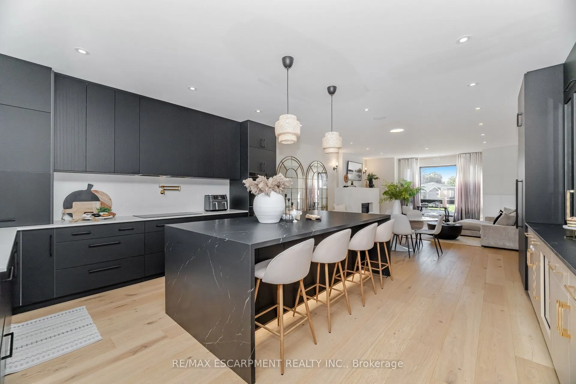 772 Banting Court