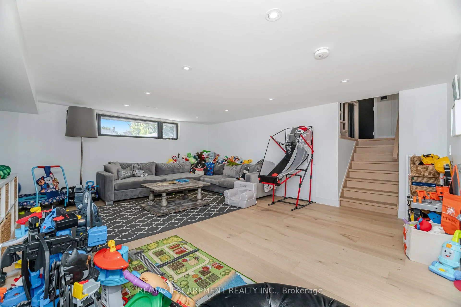 772 Banting Court