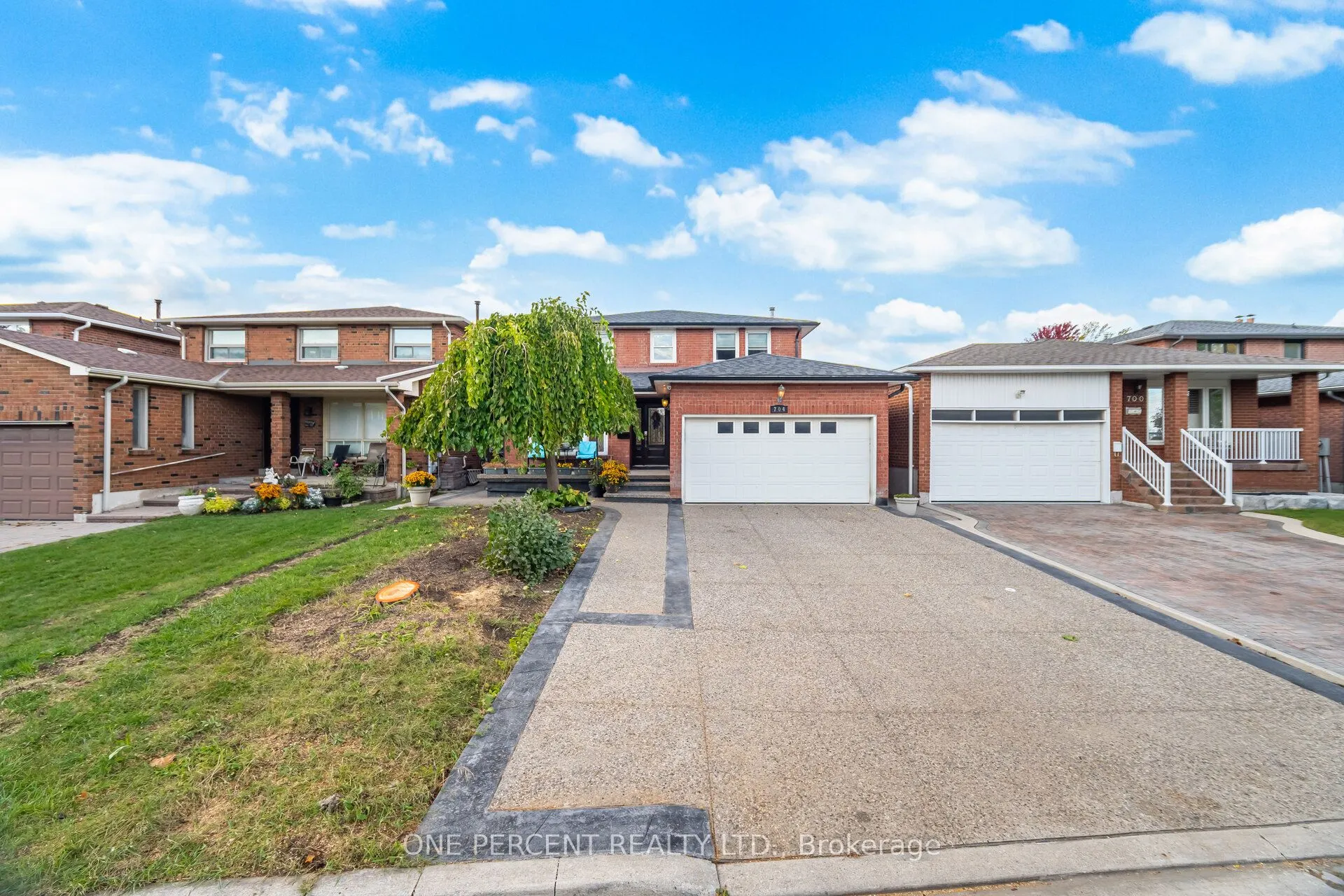 704 Bookham Crescent