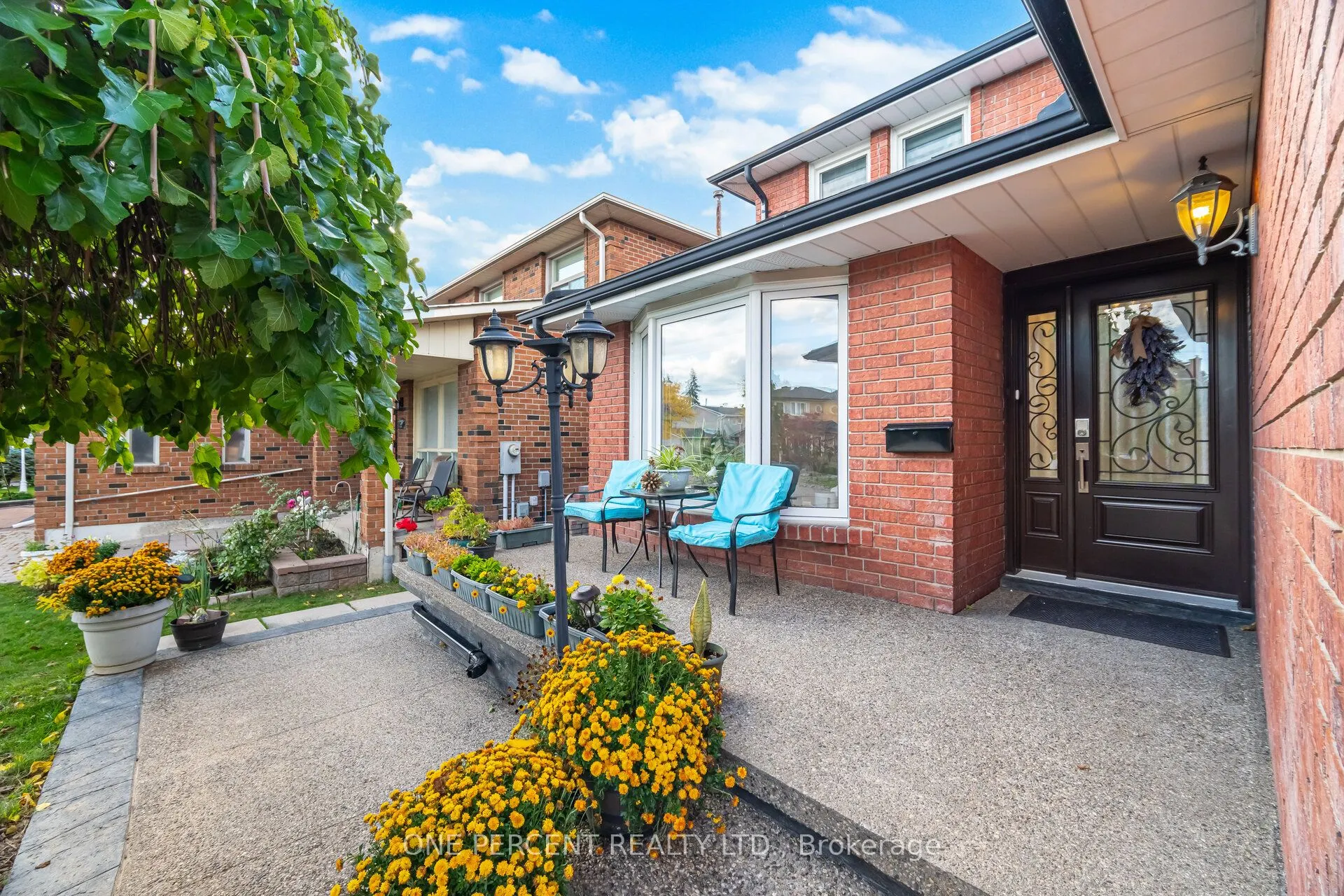 704 Bookham Crescent