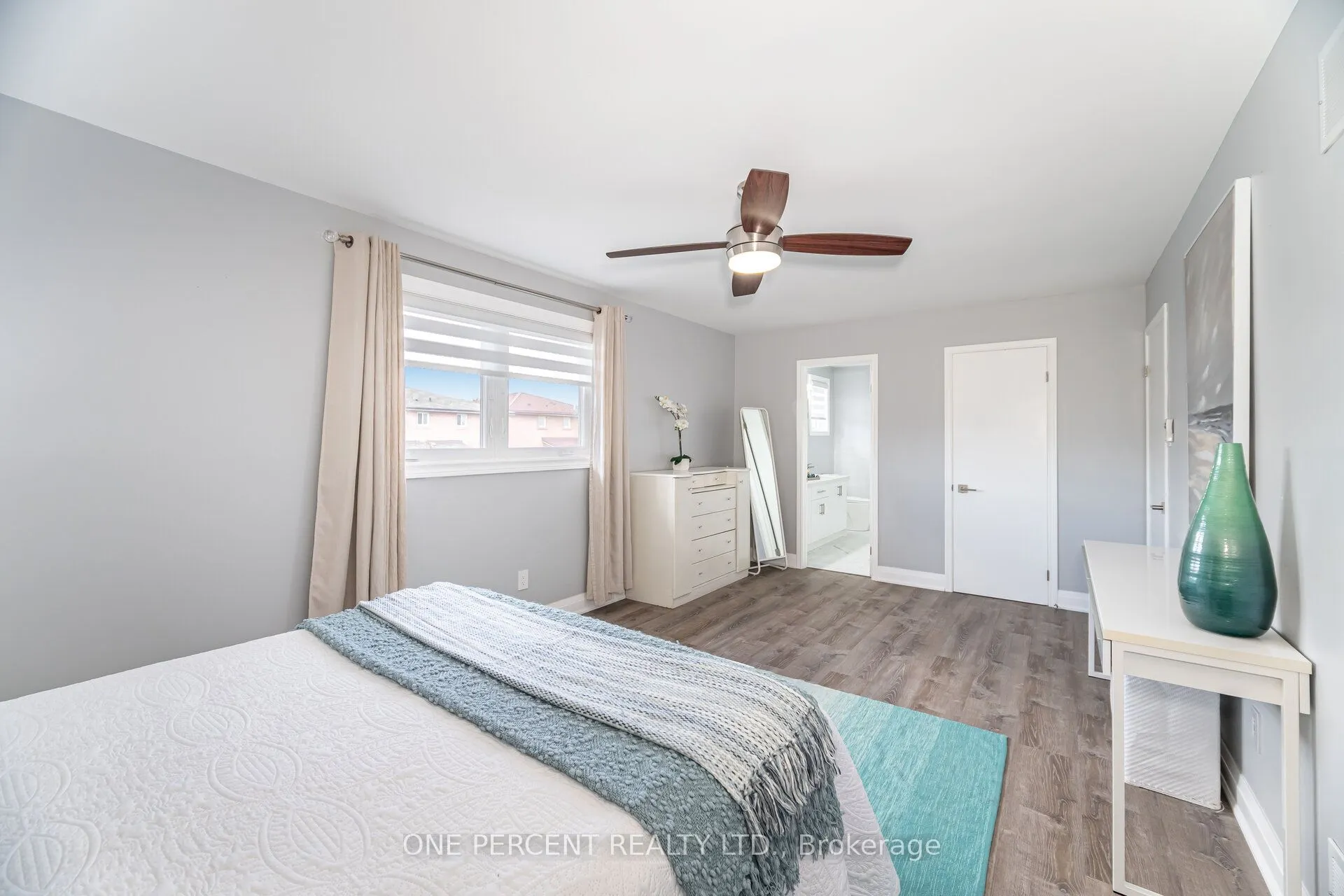 704 Bookham Crescent