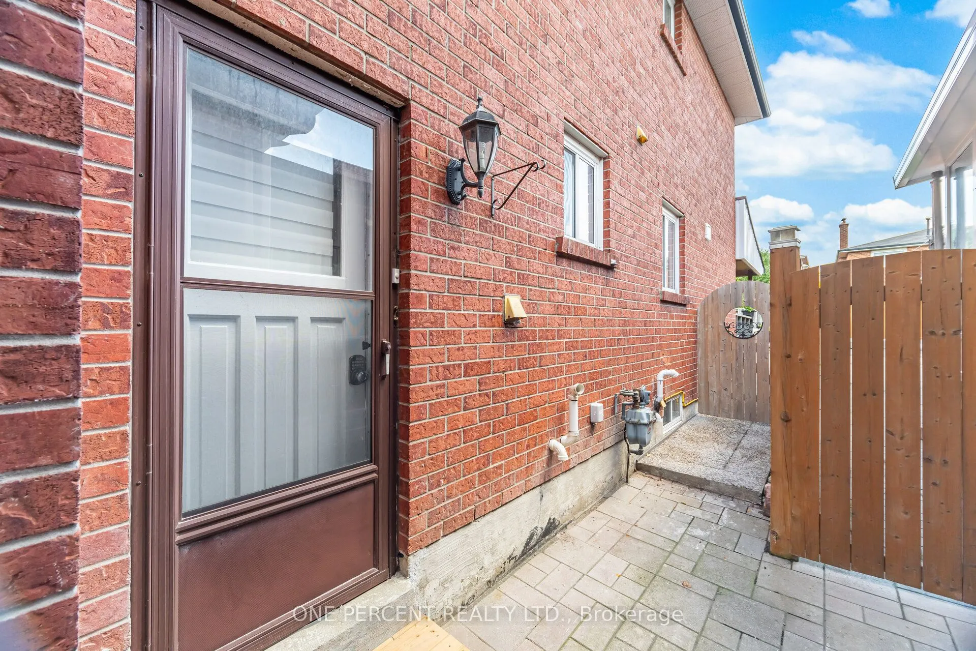 704 Bookham Crescent