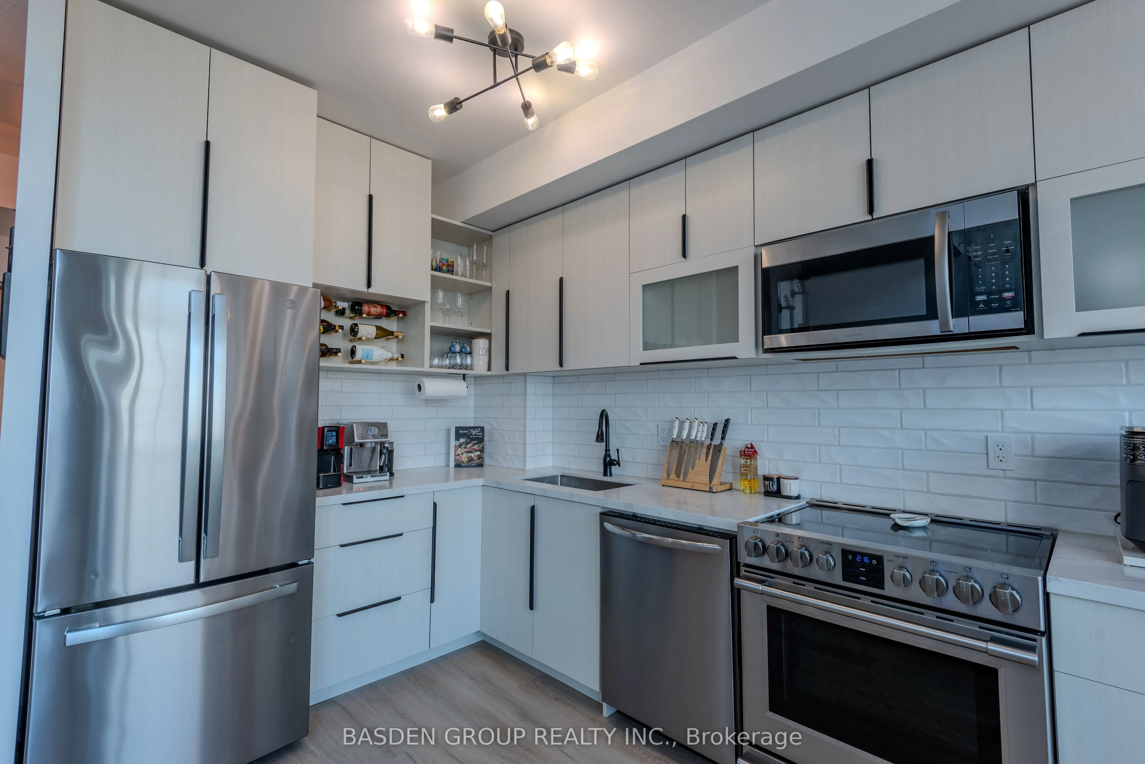 220 Burnhamthorpe Road W, #920
