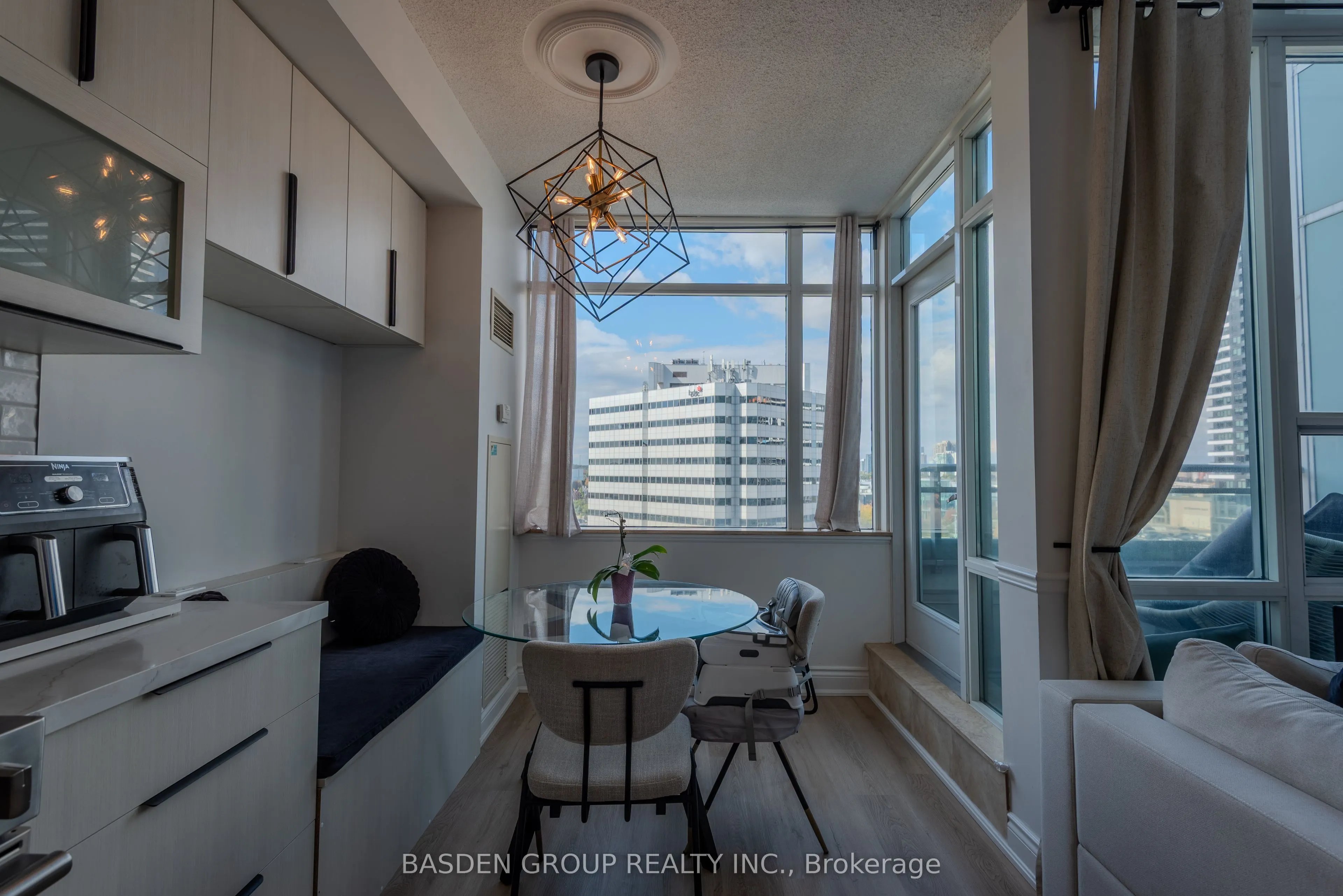 220 Burnhamthorpe Road W, #920