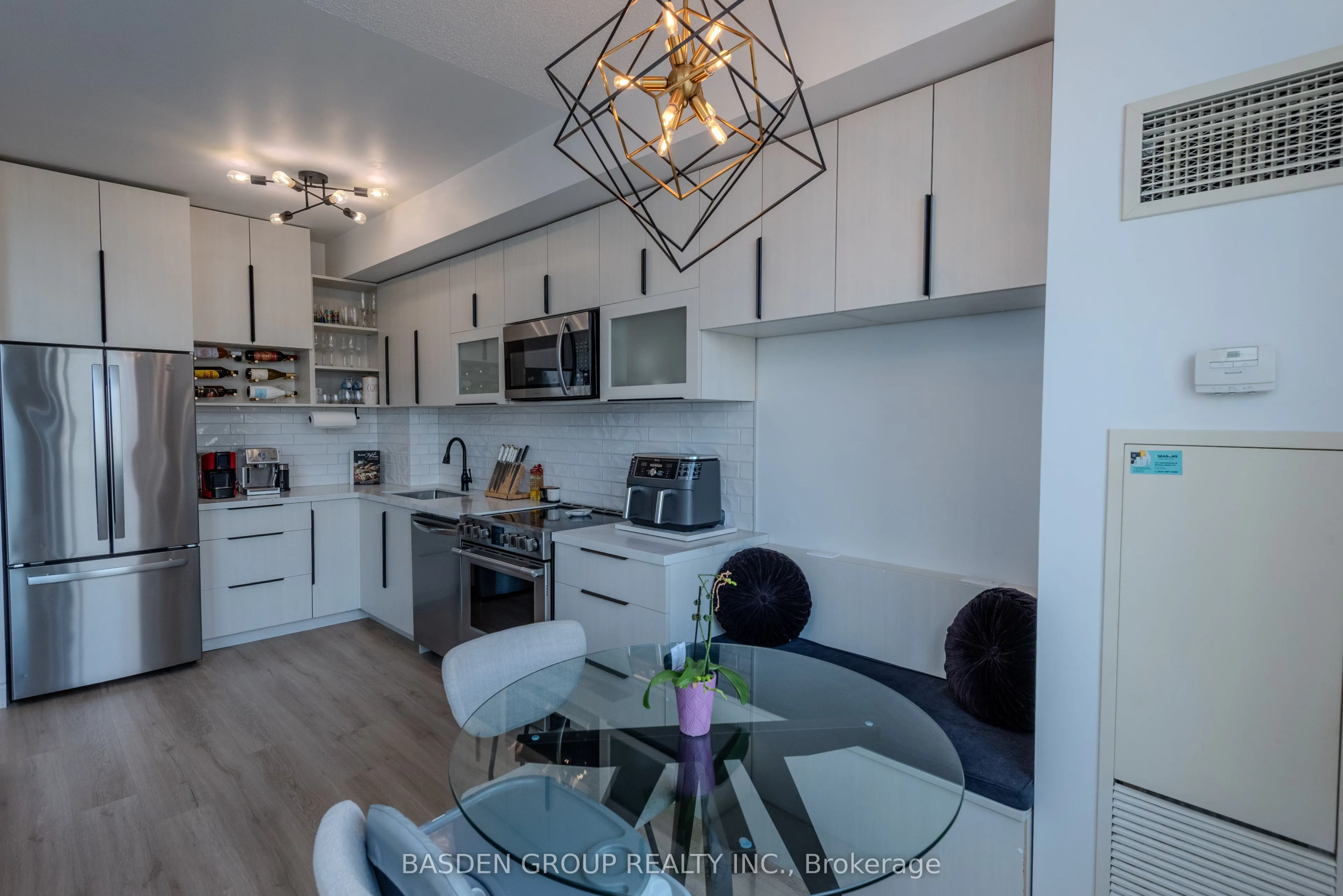 220 Burnhamthorpe Road W, #920