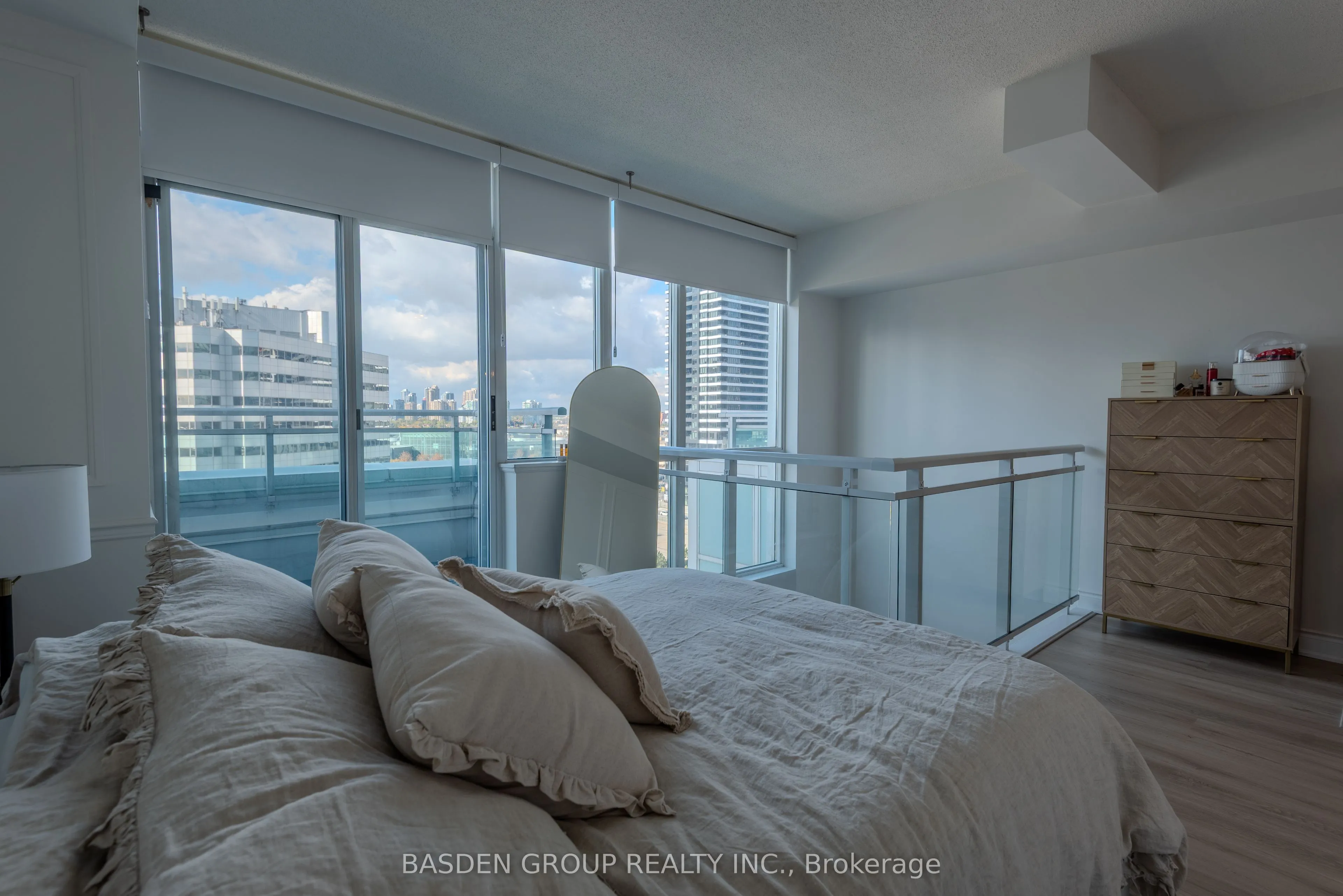 220 Burnhamthorpe Road W, #920