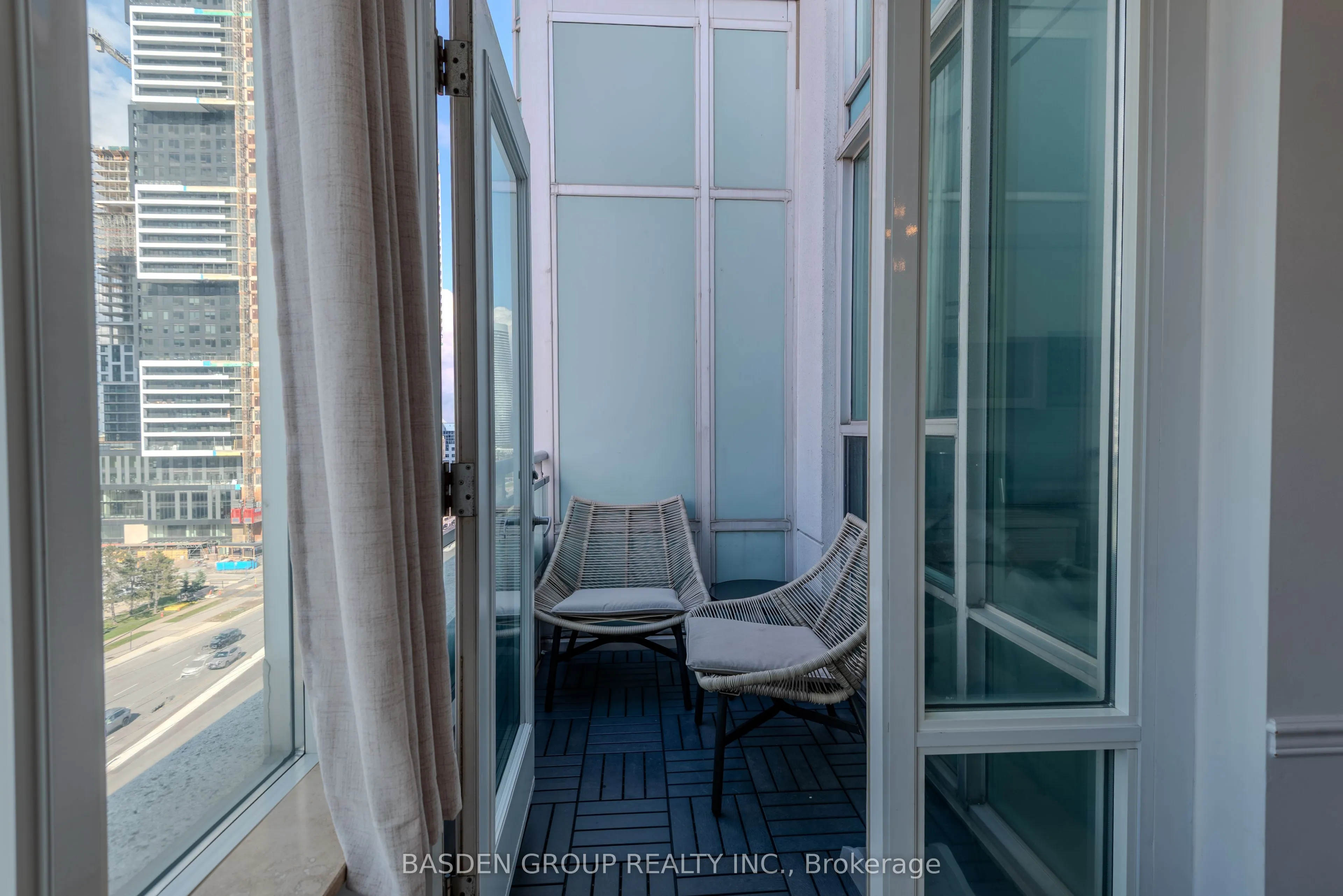 220 Burnhamthorpe Road W, #920